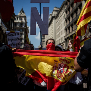 manifestacio espanyolista unionista bandera espanyola via laietana (bona qualitat) - Carles Palacio