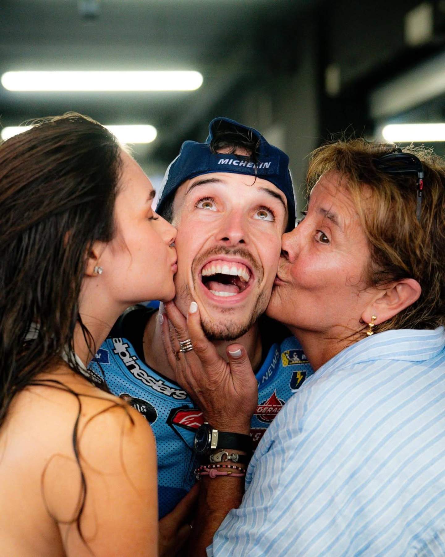 Roser, madre de los hermanos Márquez, protagonista de la celebración de Àlex: el momento madre e hijo