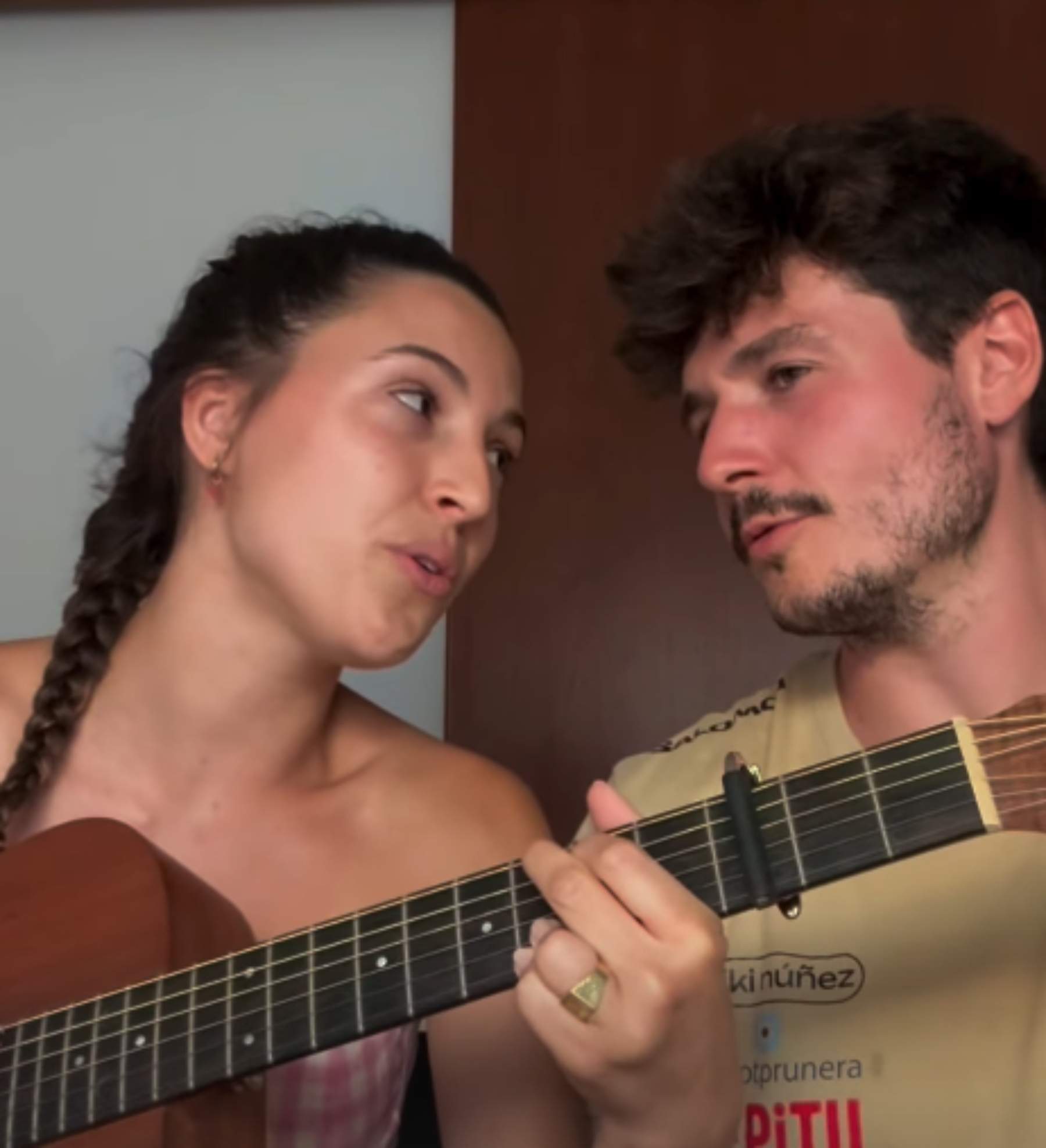 Miki Núñez y Sara Roy enamoran con la actividad más catalana para la Diada: momento íntimo y precioso