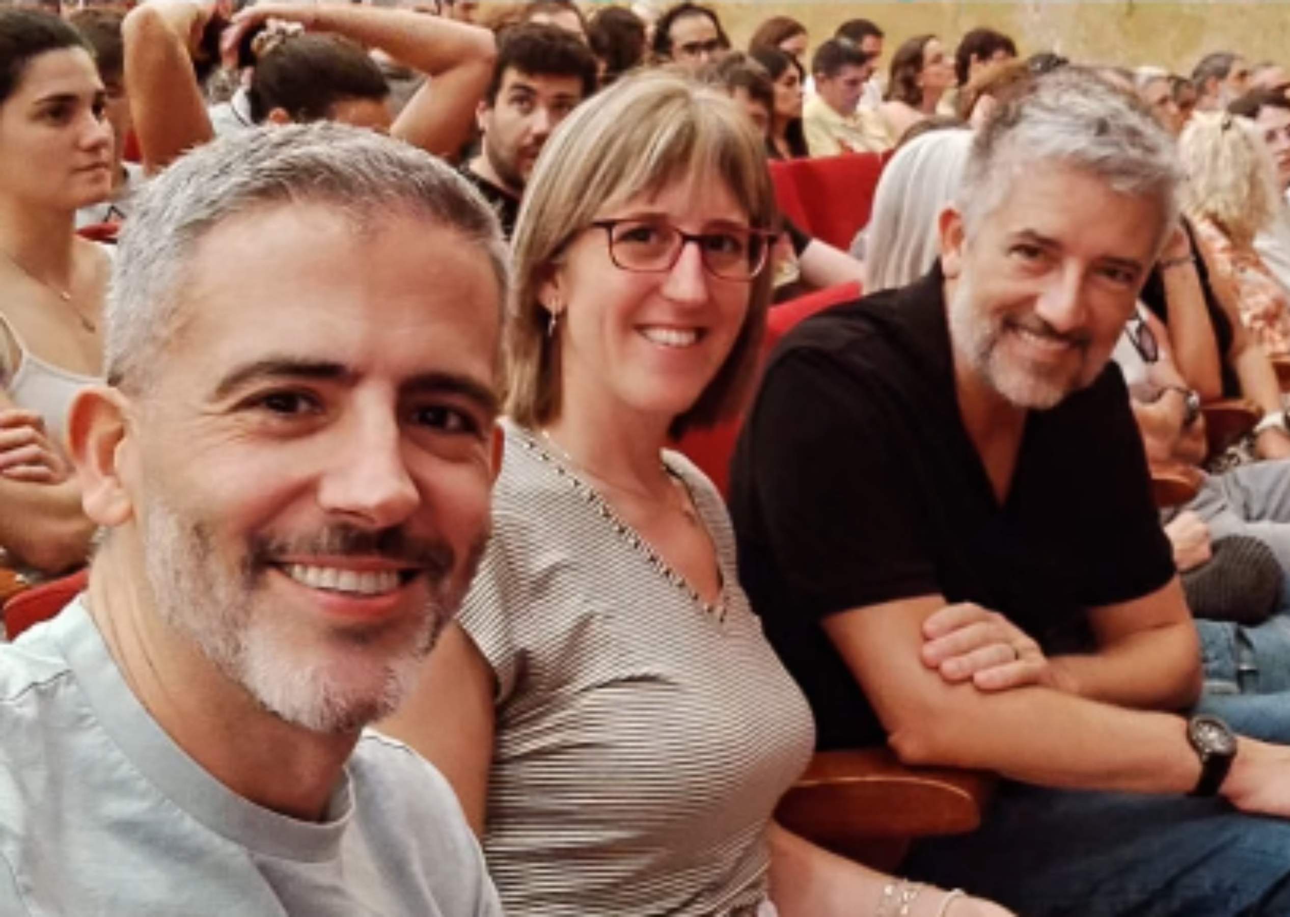 Toni Cruanyes enamora al lado de Eugeni Villalbí, su marido, en el adiós de un evento VIP