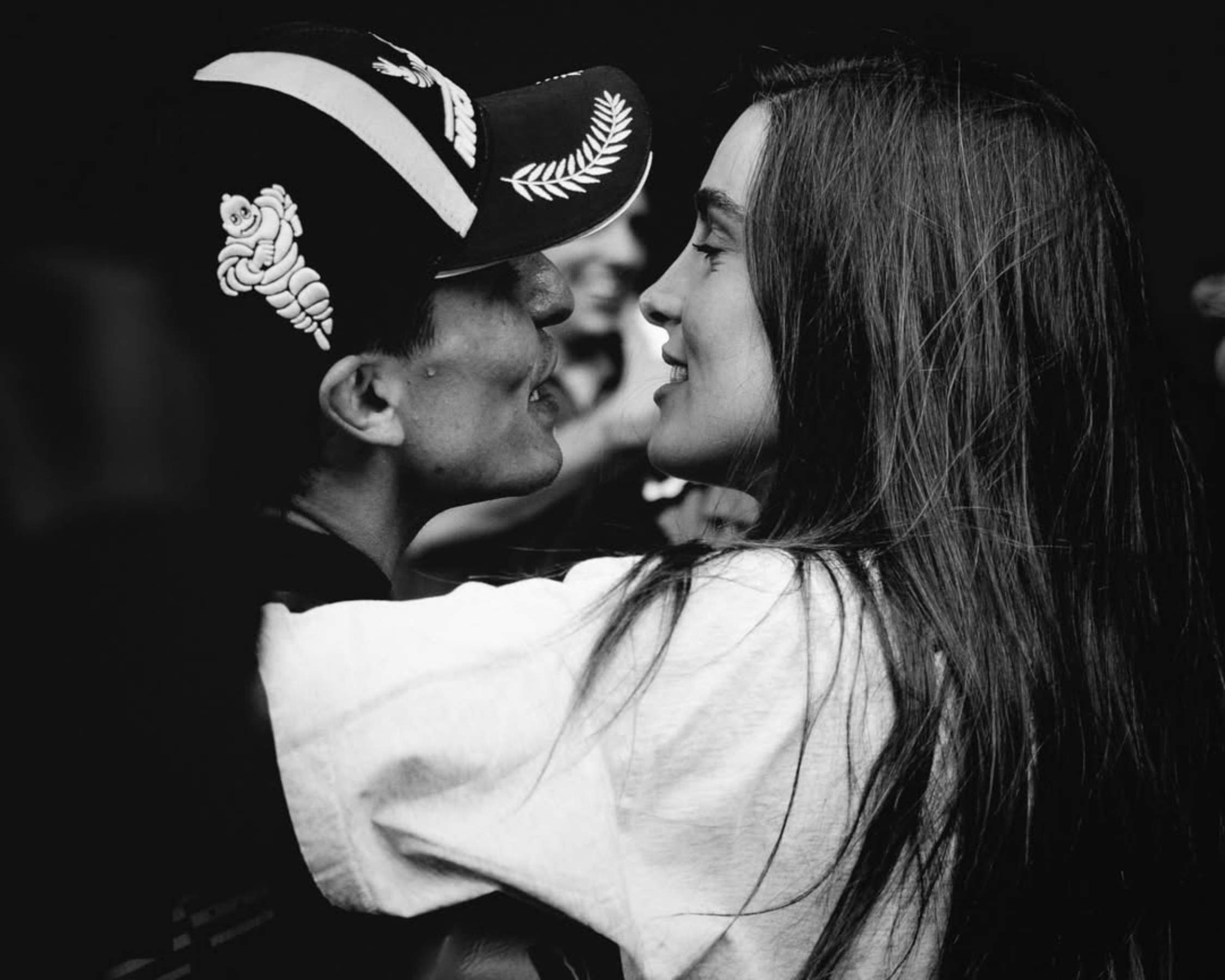 Marc Márquez fa plorar amb un gest preciós cap a Gemma Pinto: què ha fet durant la celebració