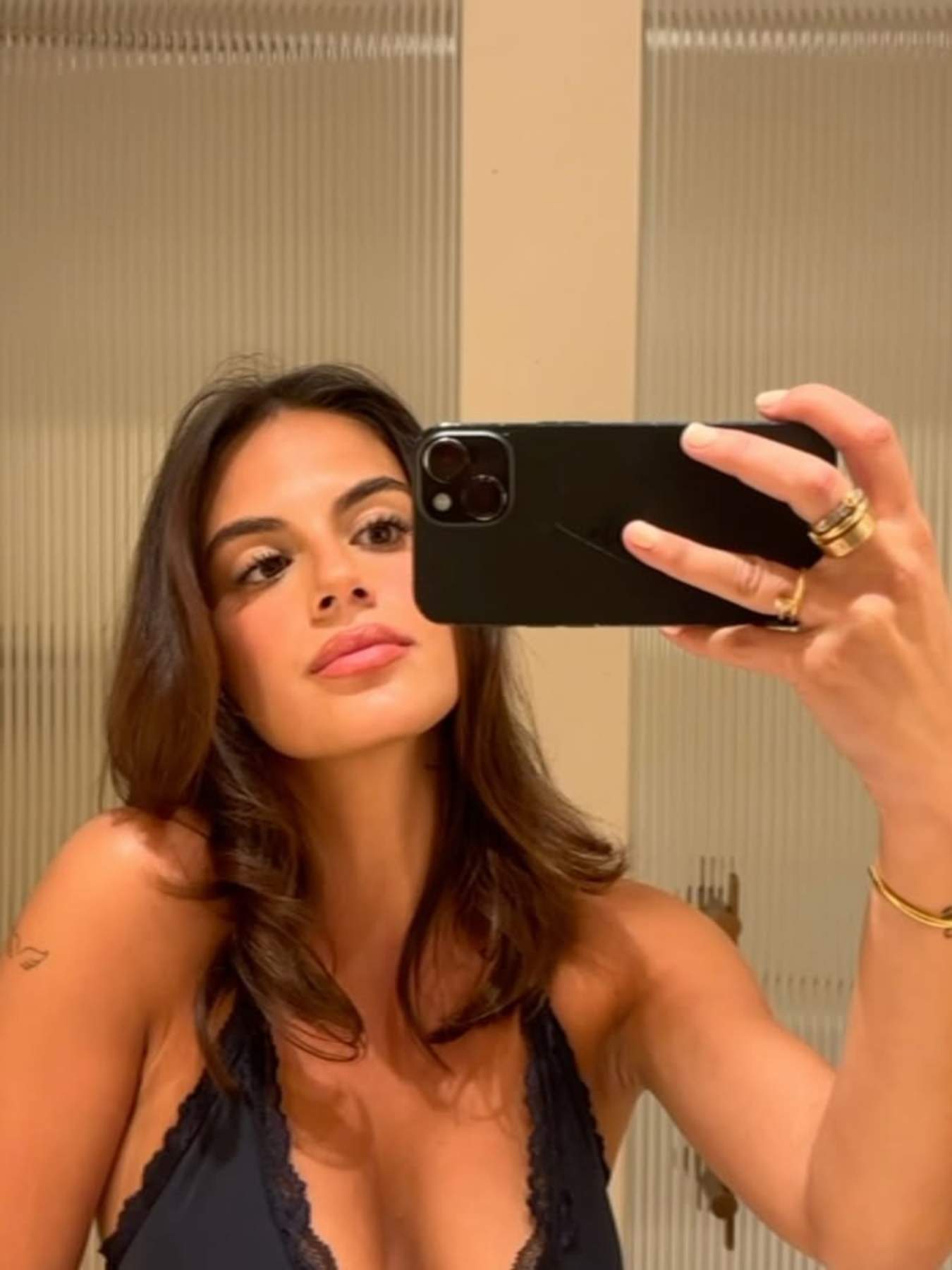 Maria Guardiola aparece en un partido de su padre con un misterioso acompañante, quien es él