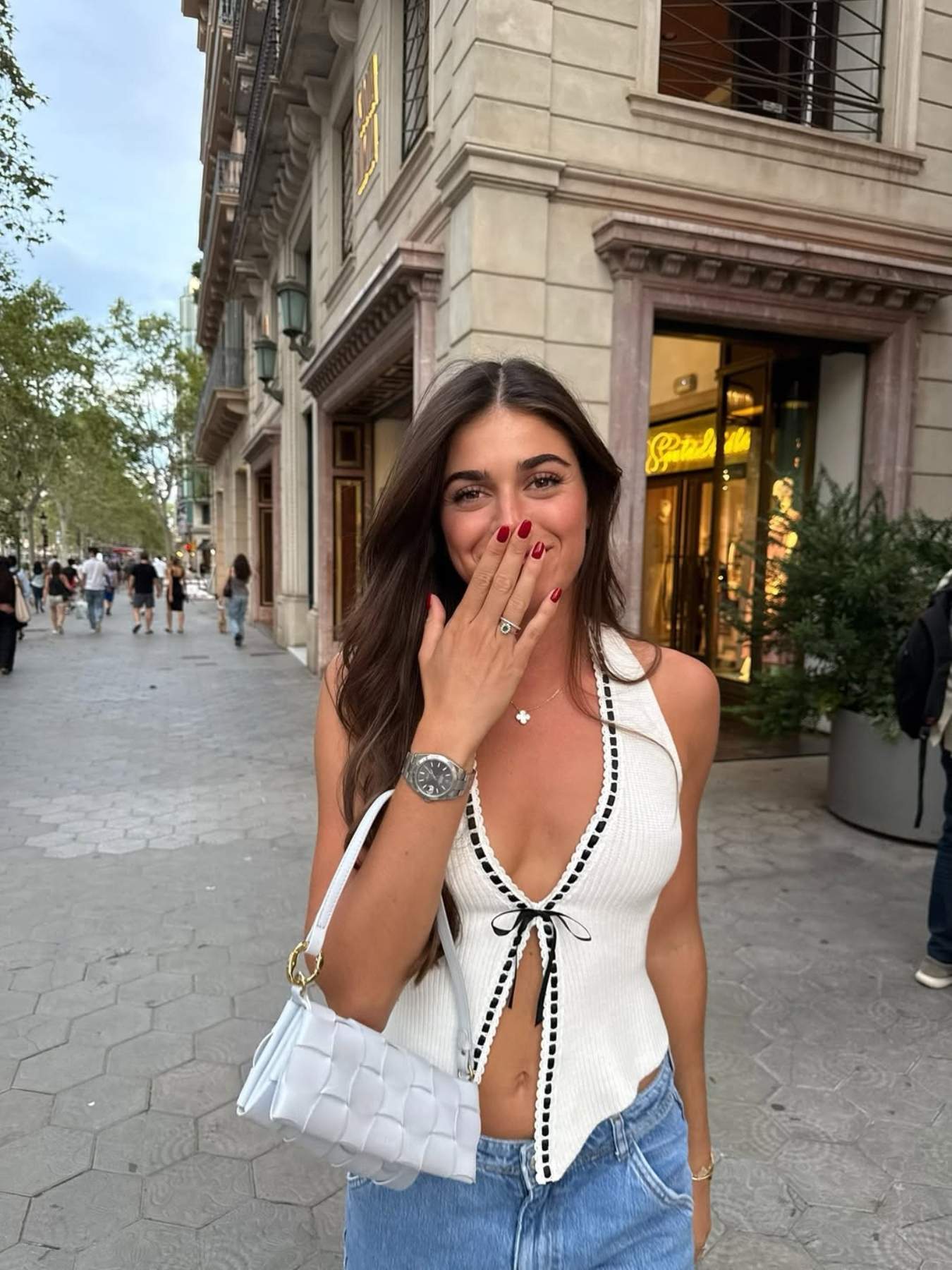 Sira Martínez, guapíssima de compres pel centre de Barcelona: selfies, moda i molt glamur