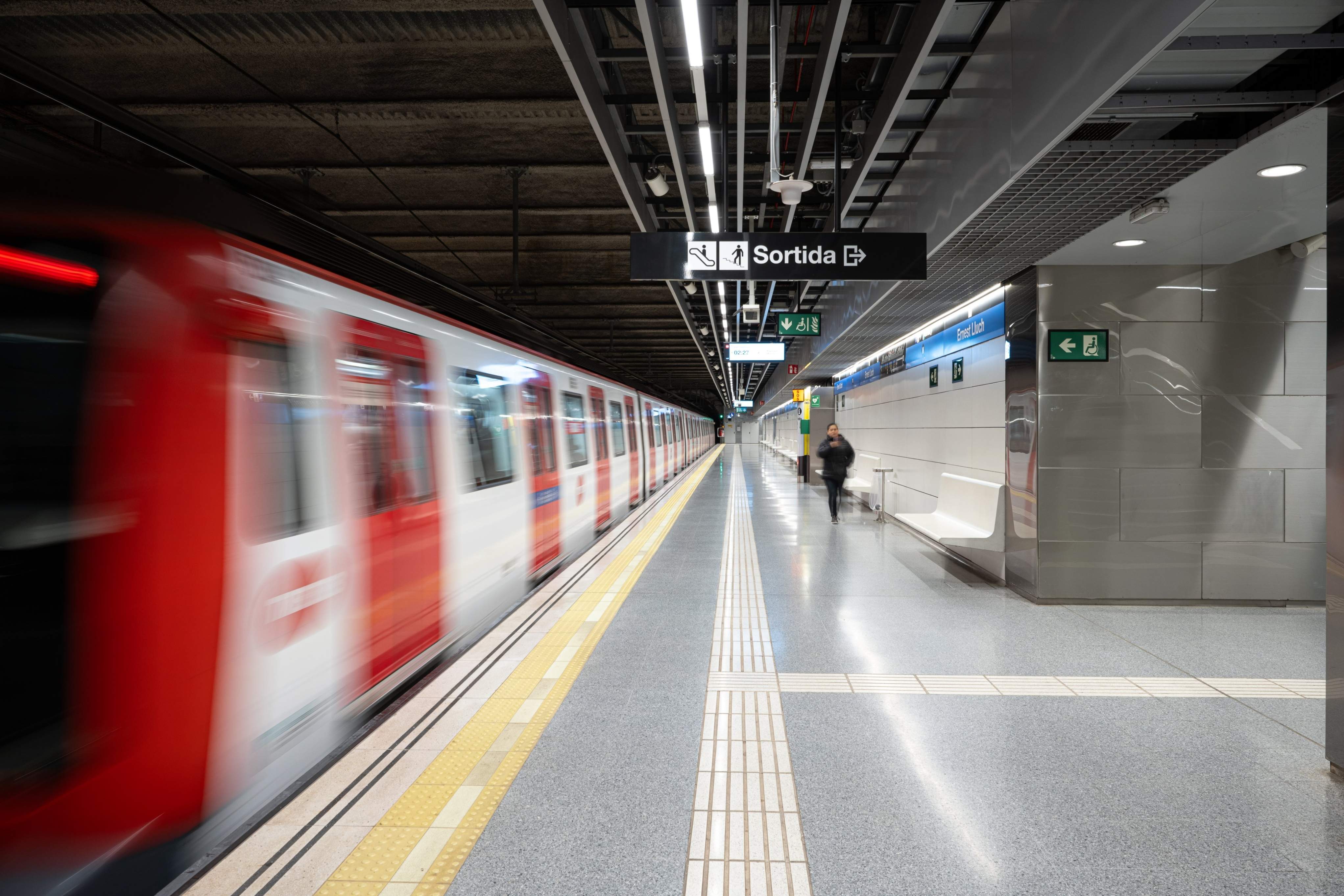 Famosa cantant deixa de pedra els usuaris del metro de Barcelona amb una actuació en directe