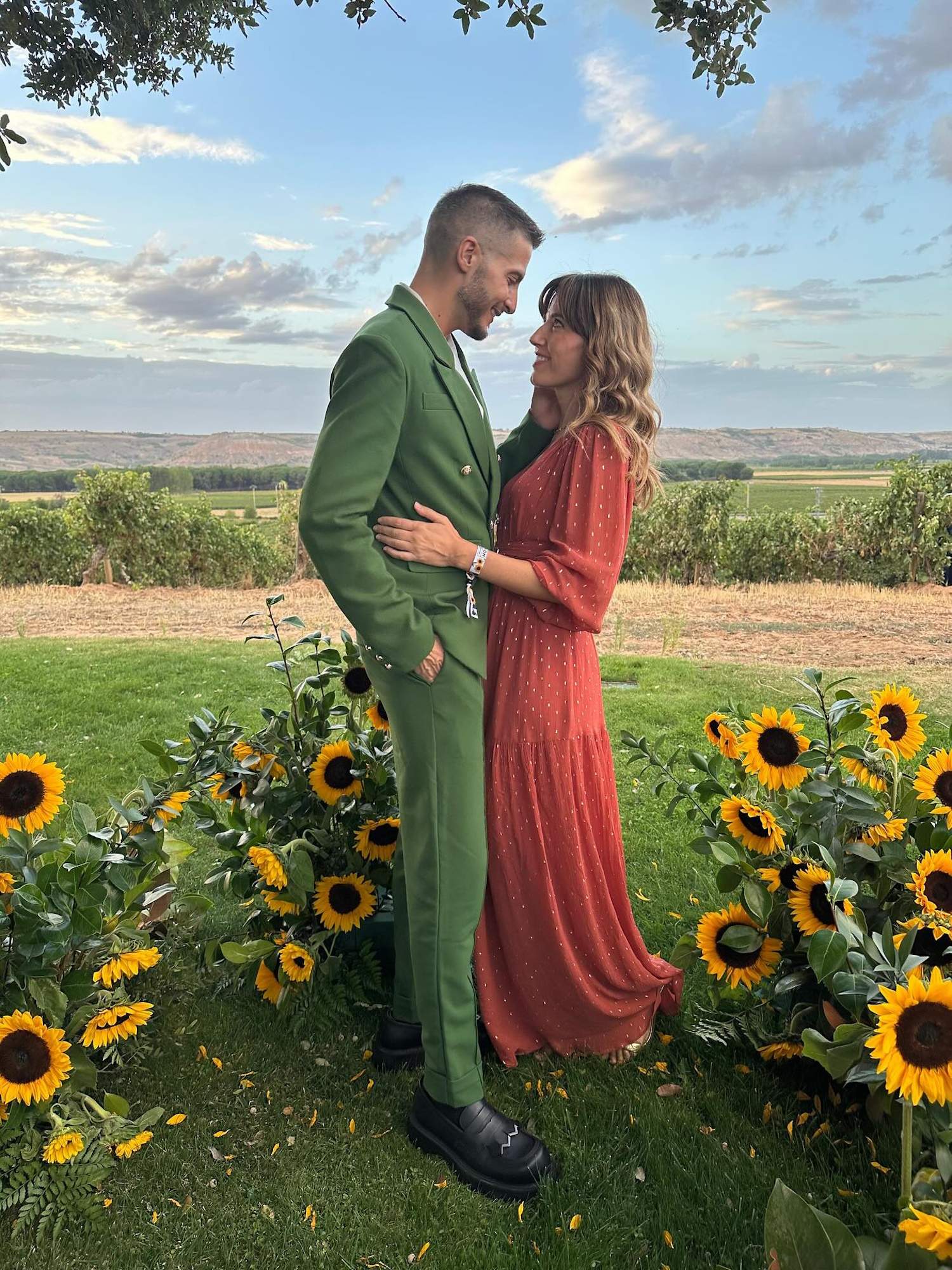 Núria Marín i Nando Escribano, radiants: "¡El 'Cazamariposas' se va de boda!". Fotos precioses dels dos marits