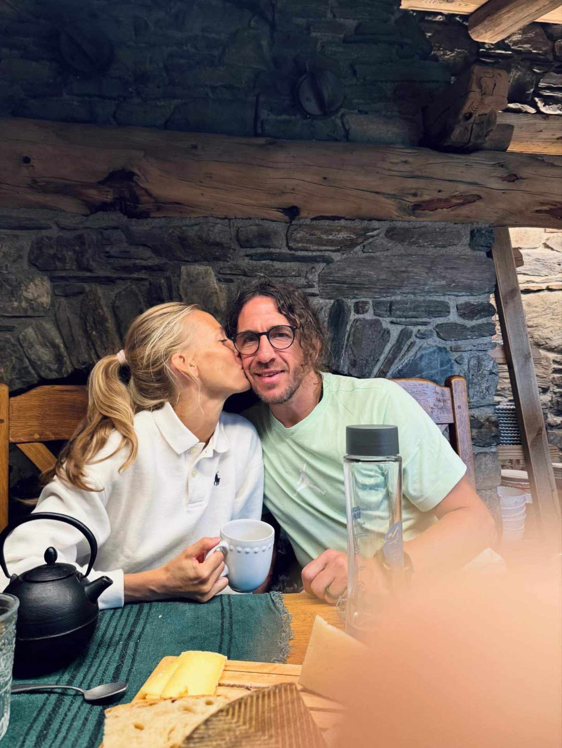 Carles Puyol y Vanesa Lorenzo enamoran con Maria y Manuela, sus hijas: preciosa excursión familiar