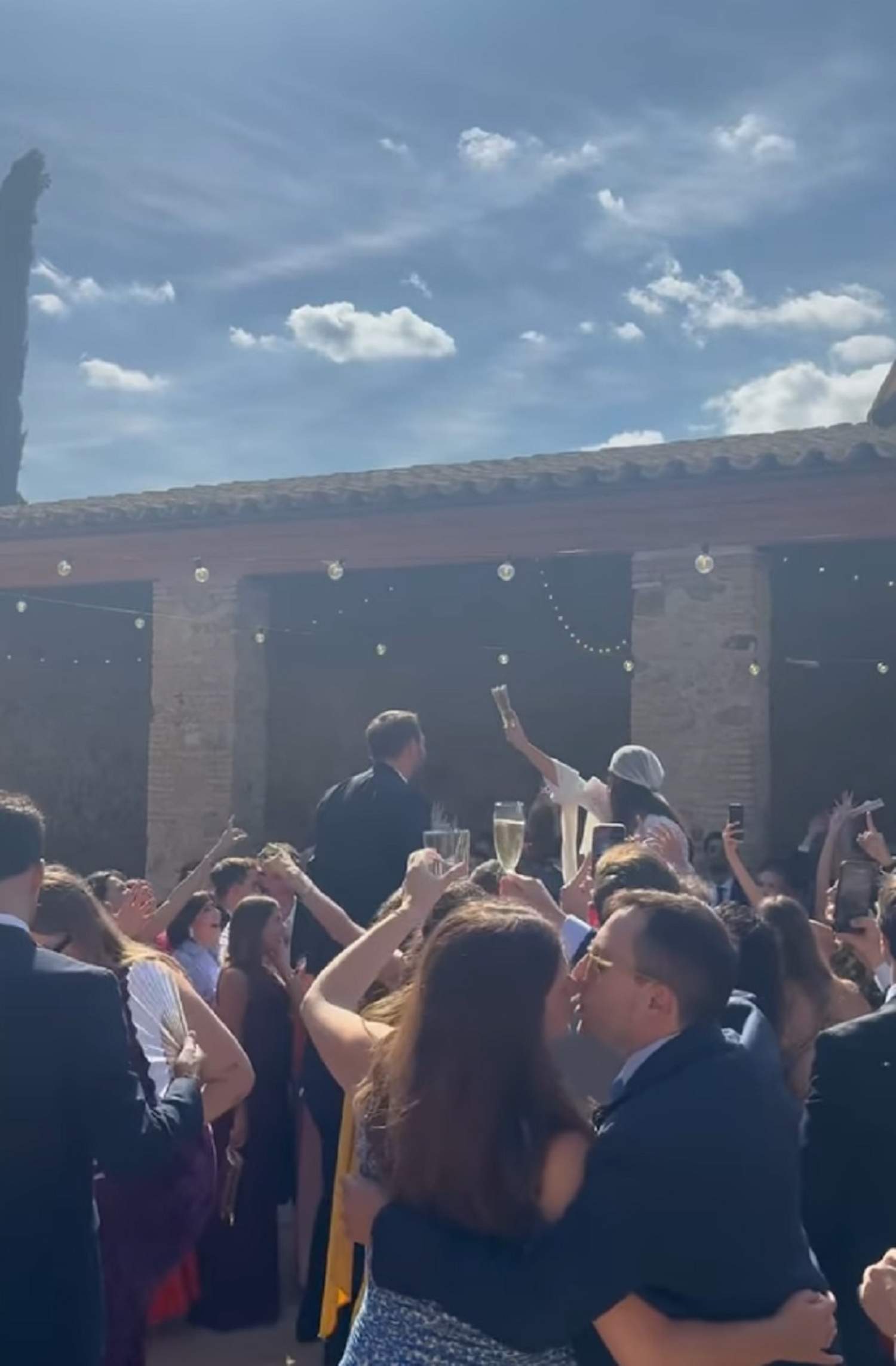 Pareja de comunicadores, compañeros de trabajo en TV3, de boda: guapísimos, las imágenes más bonitas