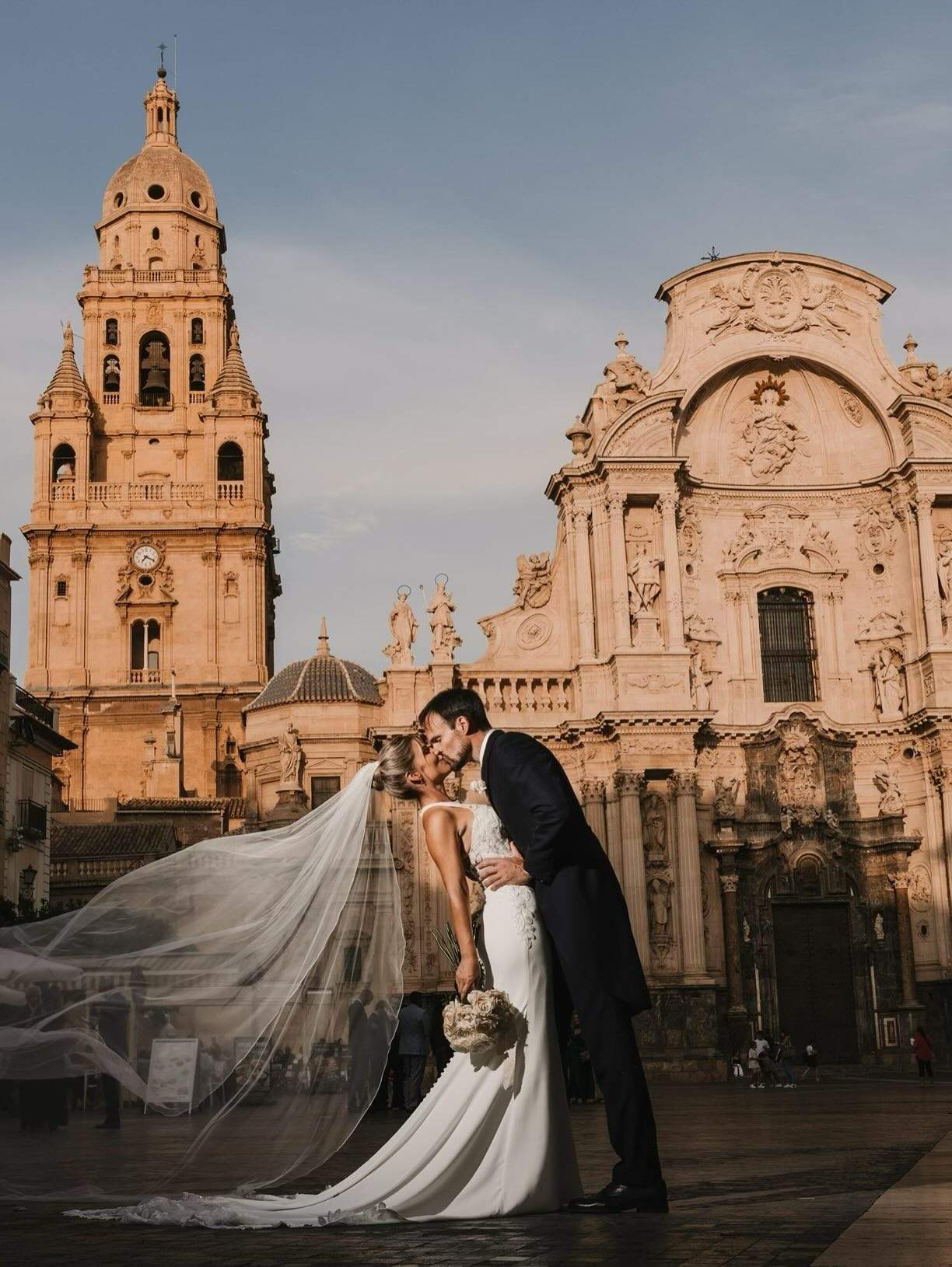 Espectacular boda de una famosa periodista de Deportes: guapísima de blanco