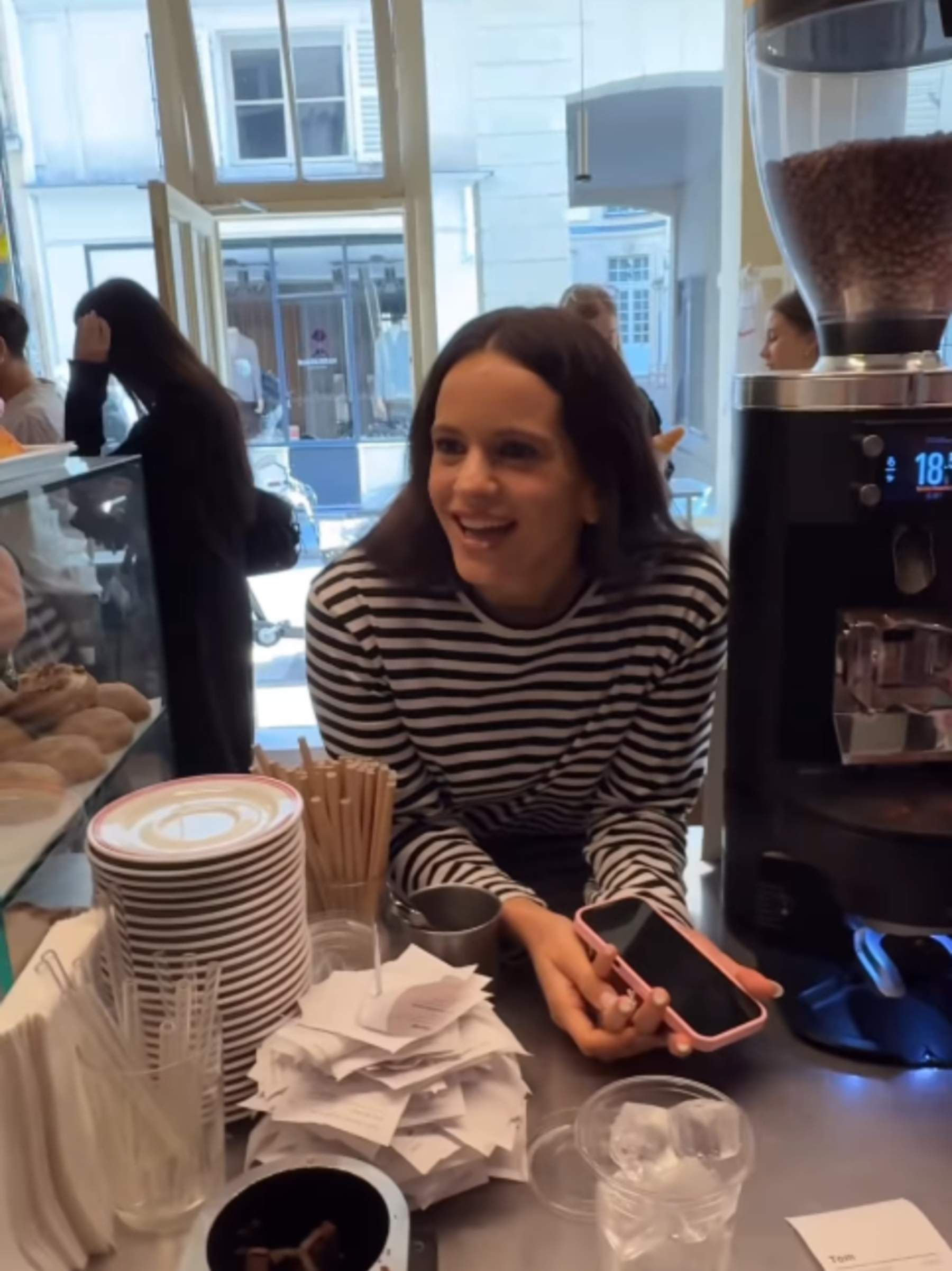 La visita sorpresa de Rosalía a aquesta cafeteria catalana de París: tots els detalls del moment viral