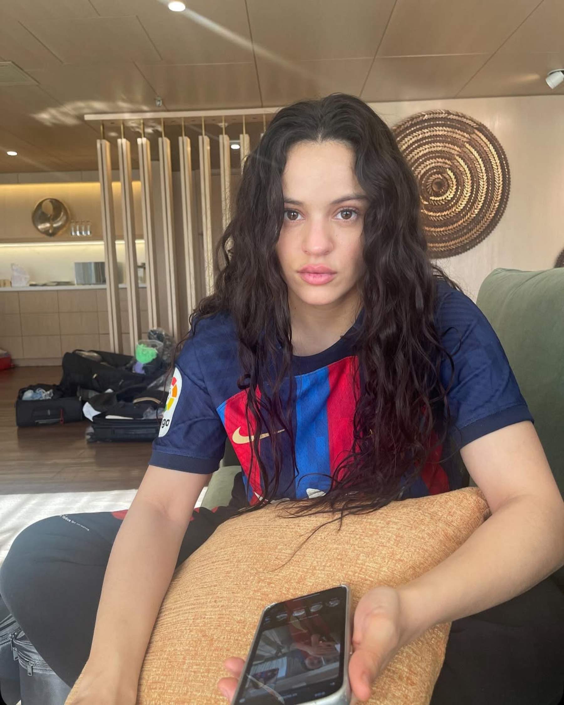 Rosalía revela sus tres objetos imprescindibles para viajar: música y esta comida
