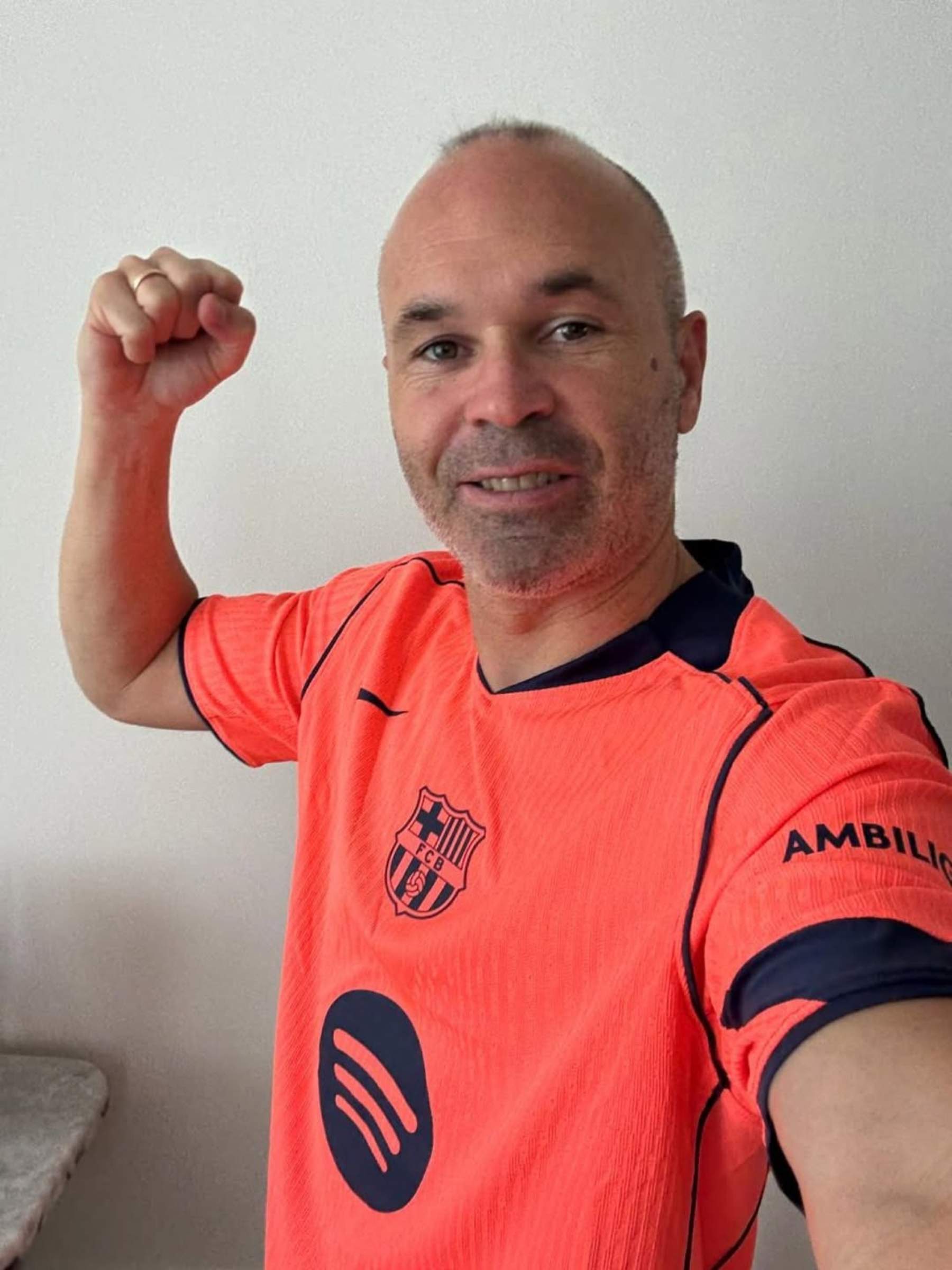 José Antonio, padre de Andrés Iniesta, cumple años: son idénticos, foto en la bodega para celebrarlo