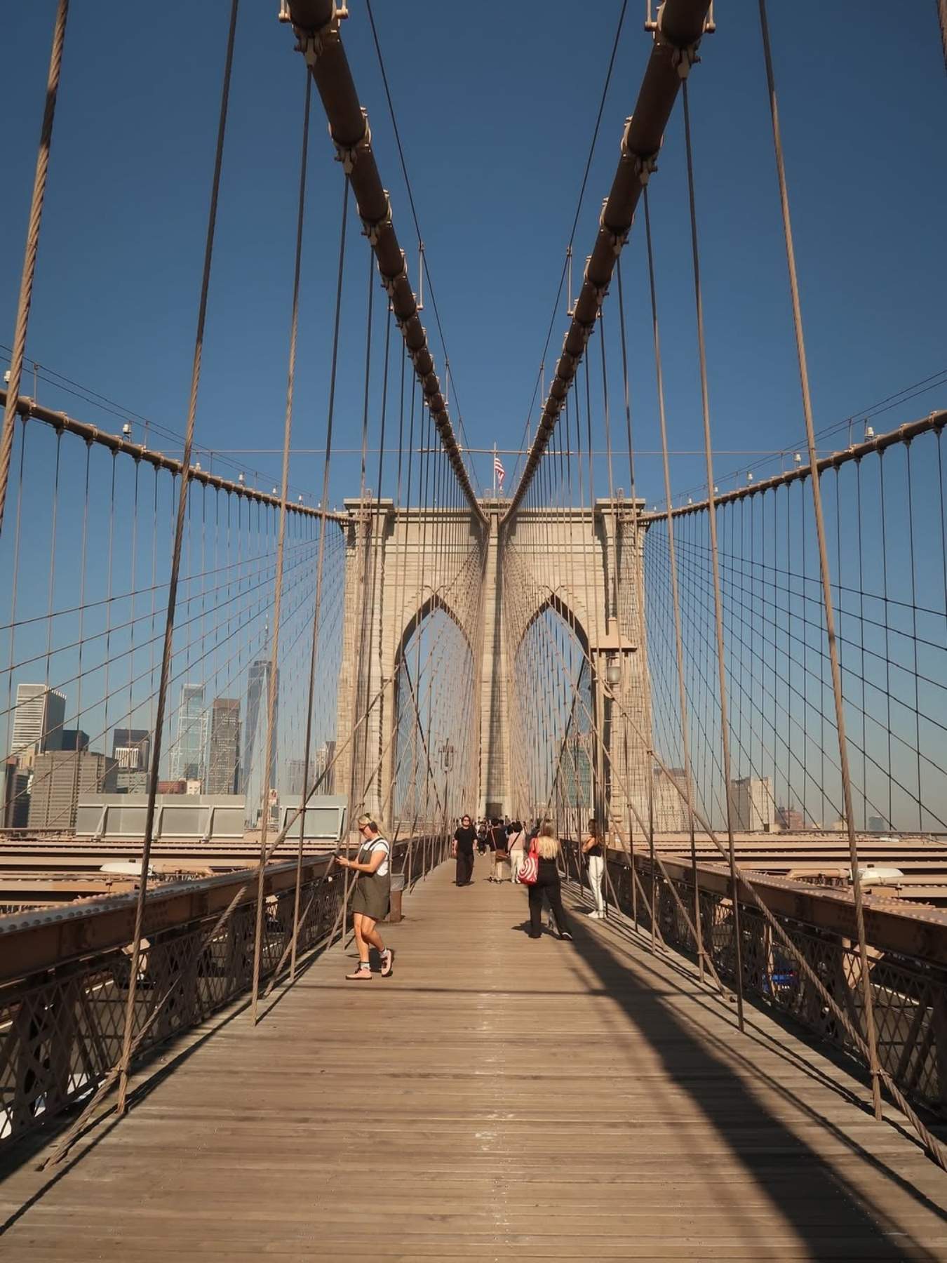 Presentadora de TV3 enamora travessant el Pont de Brooklyn amb la seva parella, vídeo molt romàntic