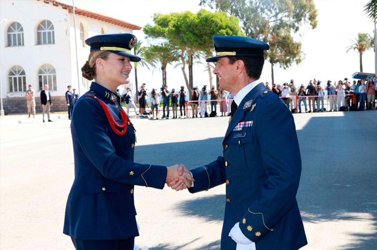 Oficiales de San Javier explican que Leonor no hace prácticamente nada