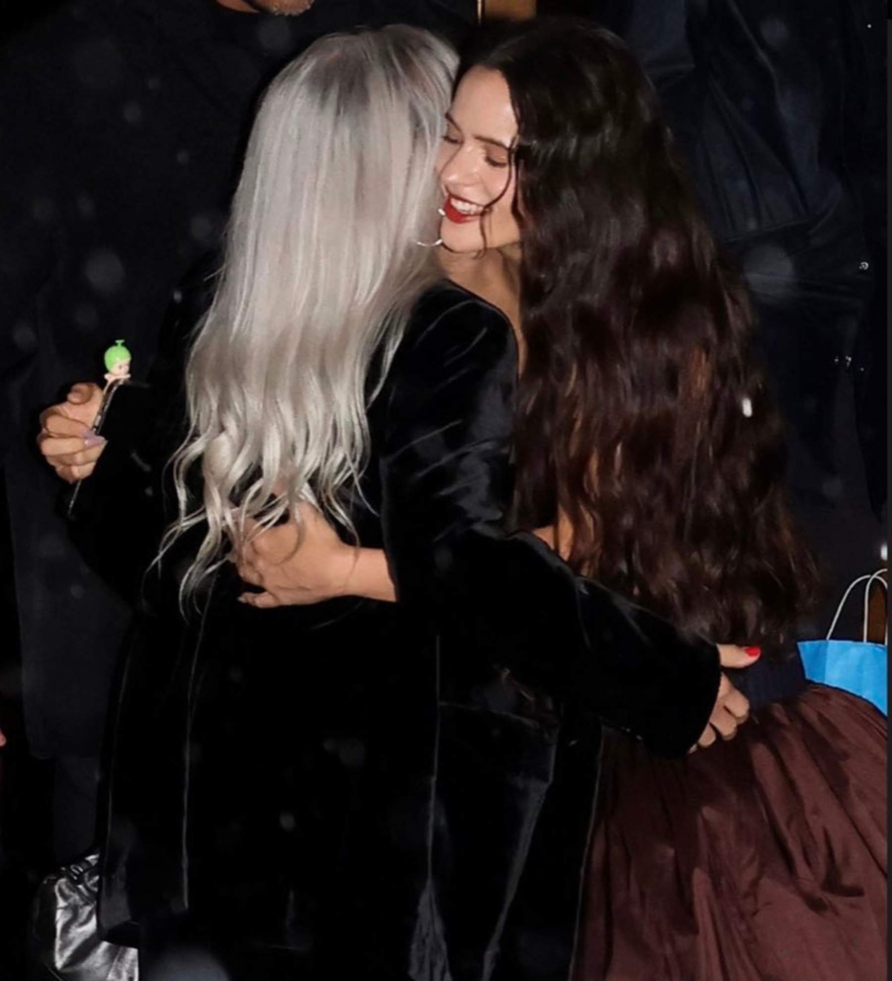 Rosalía emociona a Pilar Tobella, su madre, con este encuentro VIP: la imagen más viral