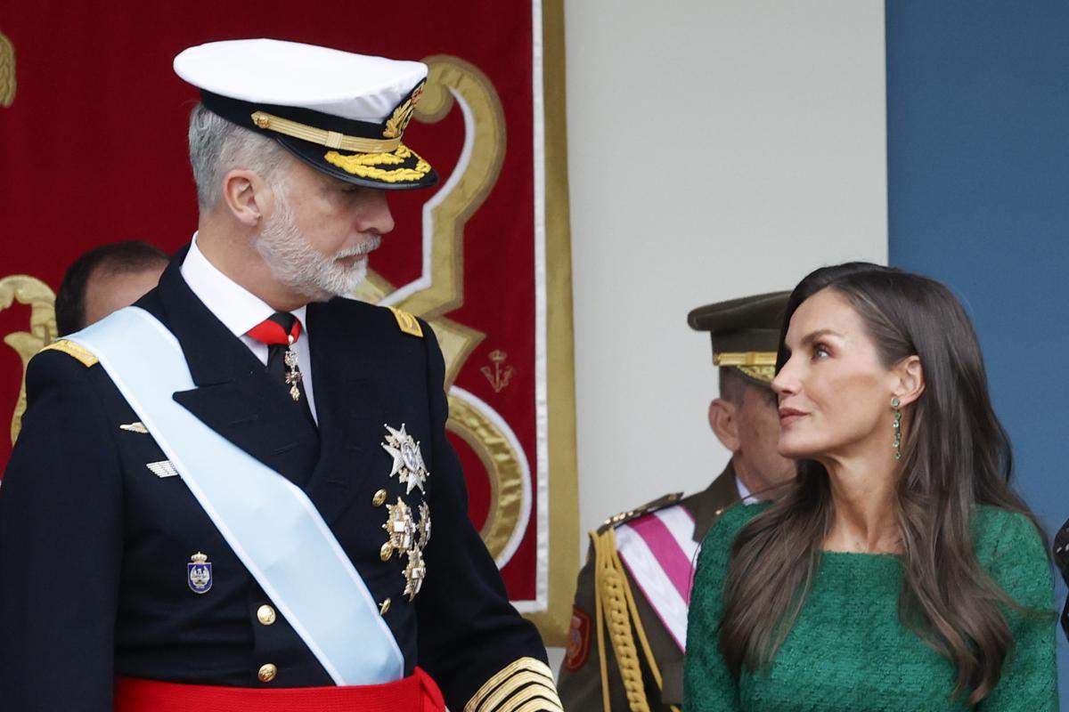 Letizia, protagonista per a mal el 12 d'octubre, els presents no saben on mirar