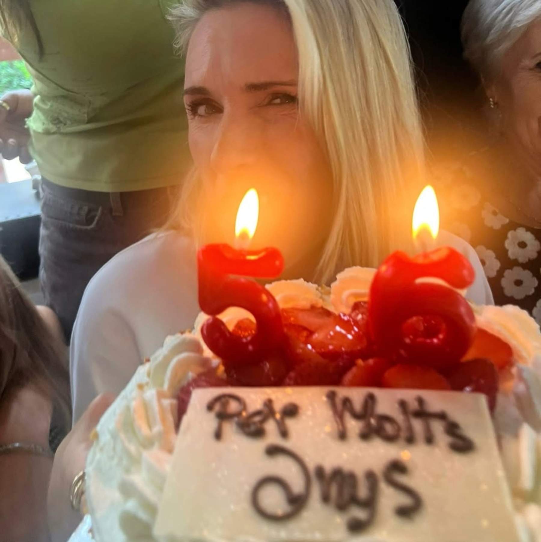 Judit Mascó, radiante, celebra sus 56 años con Glòria, su madre: las fotos de la fiesta familiar