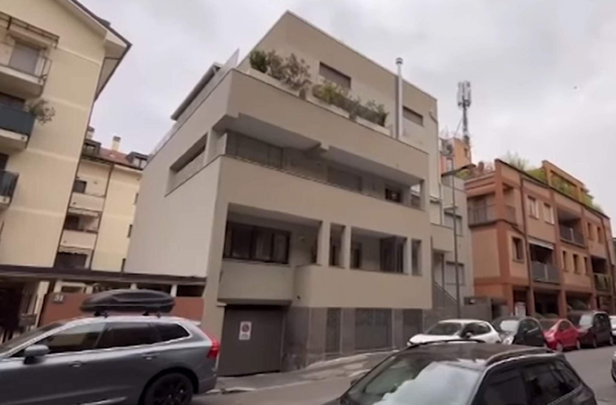 Commoció amb la tràgica mort d'una jove influencer, assassinada a la terrassa de casa amb un ganivet de cuina