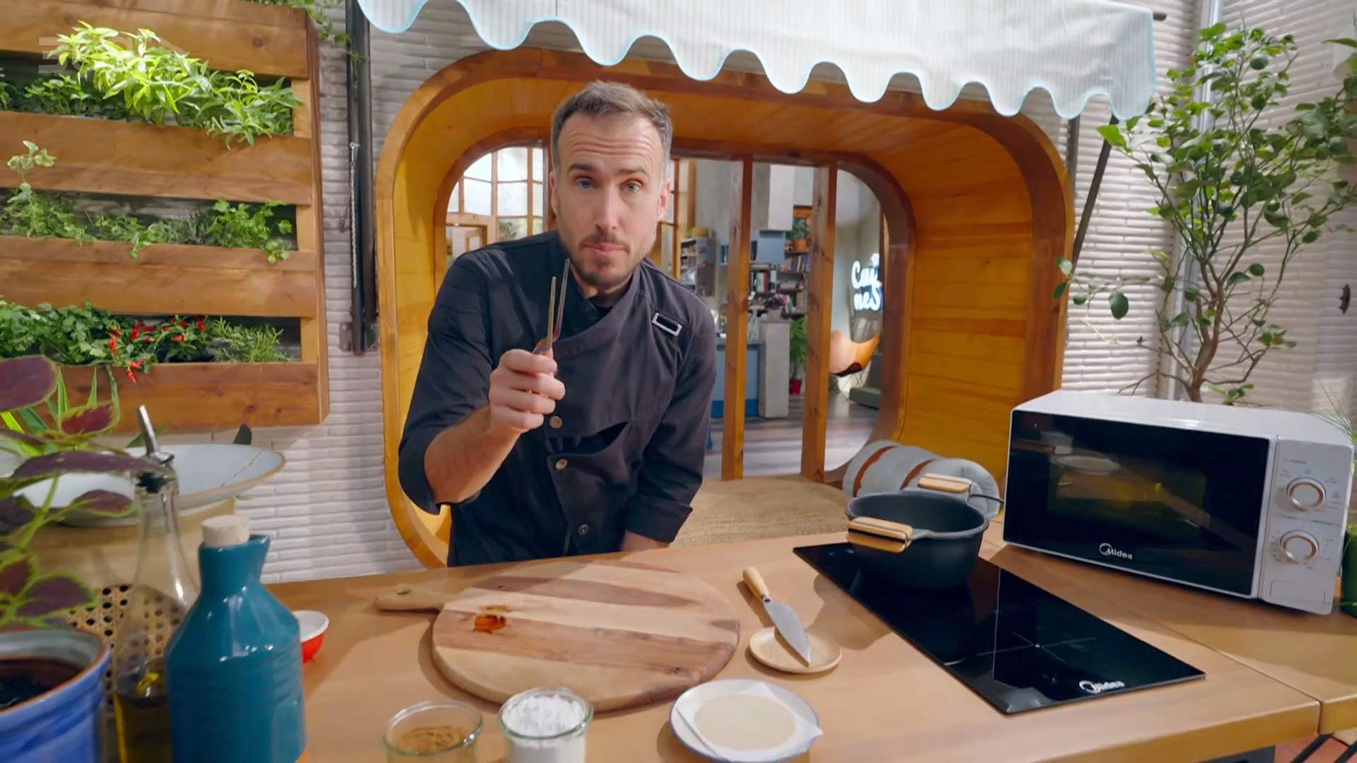 Arnau París de TV3 ganaba poco como comunicador: "Tenía más sueldo vendiendo grifos"