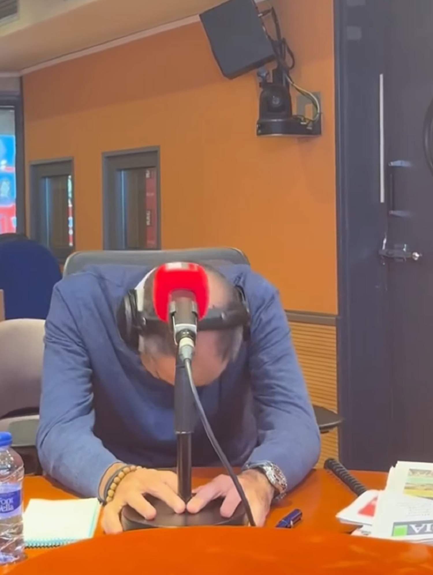 Toni Clapés hace llorar: se rompe en directo con la sorpresa de su mujer y su hija tras ganar el Ondas Toni Clapés hace llorar: se rompe en directo con la sorpresa de su mujer y su hija tras ganar el Ondas