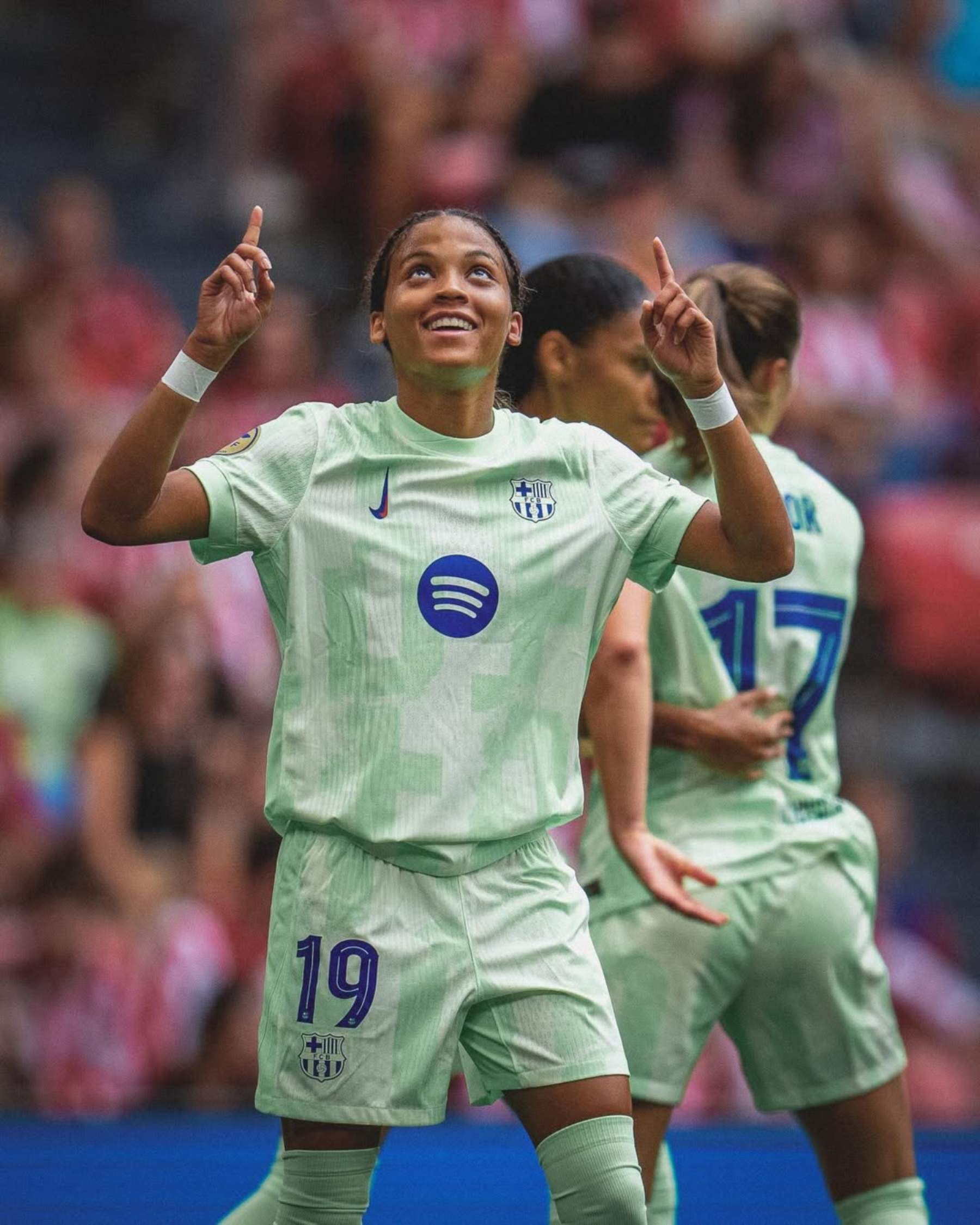 Vicky López emociona a los culés, detalle precioso que lleva para recordar a su madre: "Un beso al cielo" Vicky López emociona a los culés, detalle precioso que lleva para recordar a su madre: "Un beso al cielo"