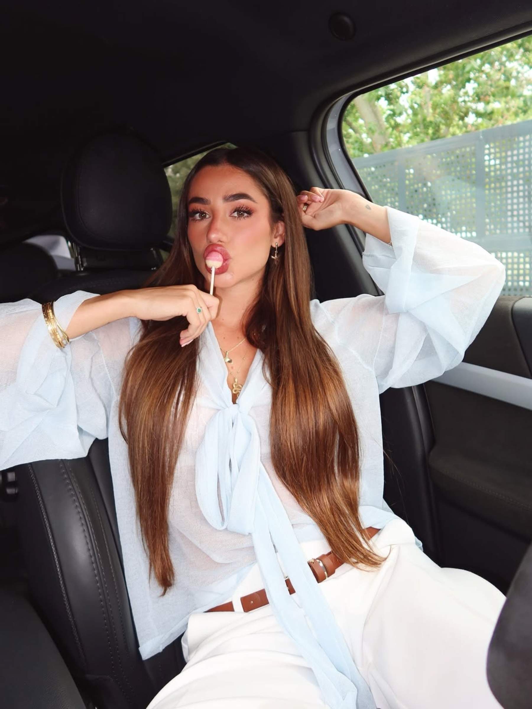 Lola Lolita revoluciona las redes con su comportamiento irresponsable: peligro en el coche