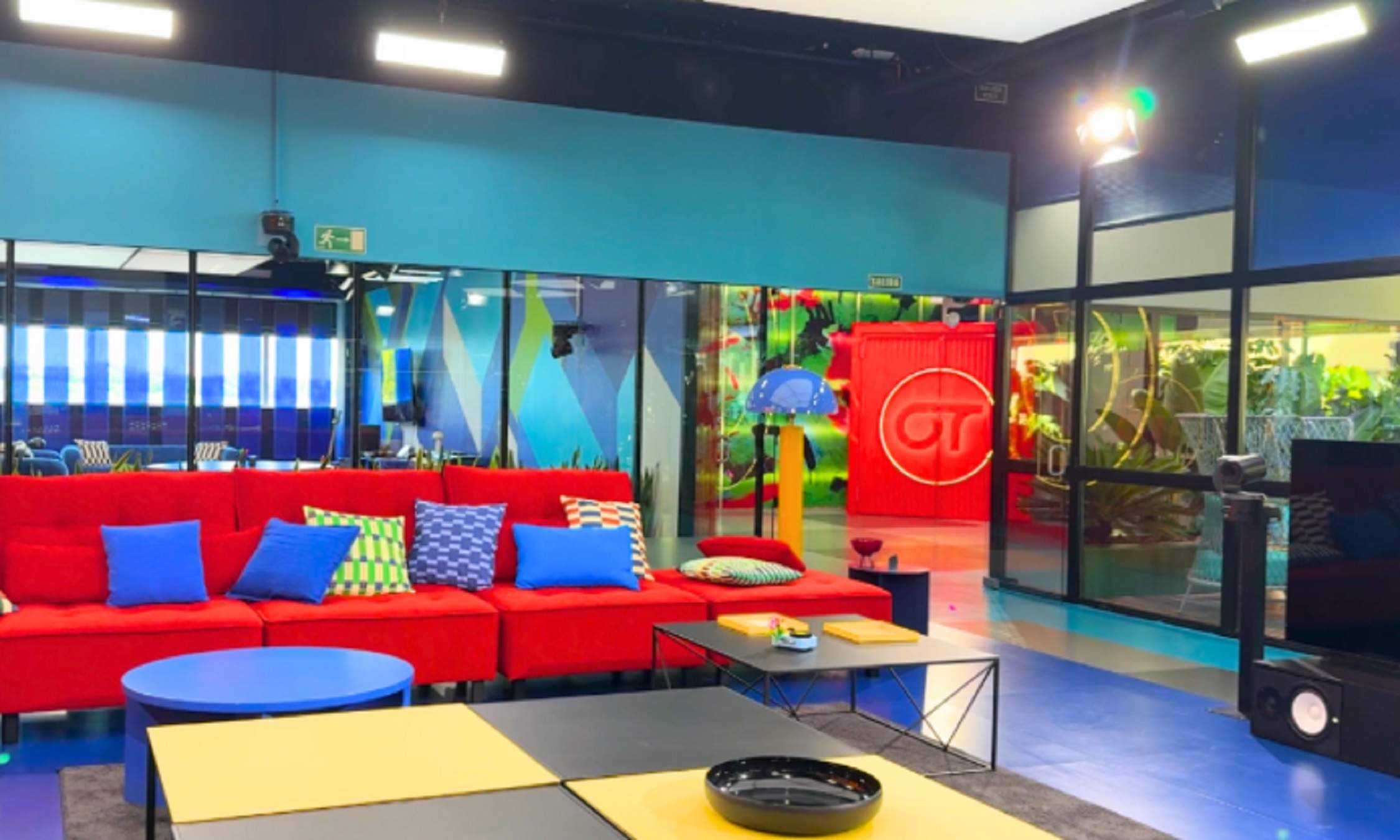 Desahucian a ex de Operación Triunfo, ahora jardinero: vivía en una precaria casa en un barrio de Barcelona