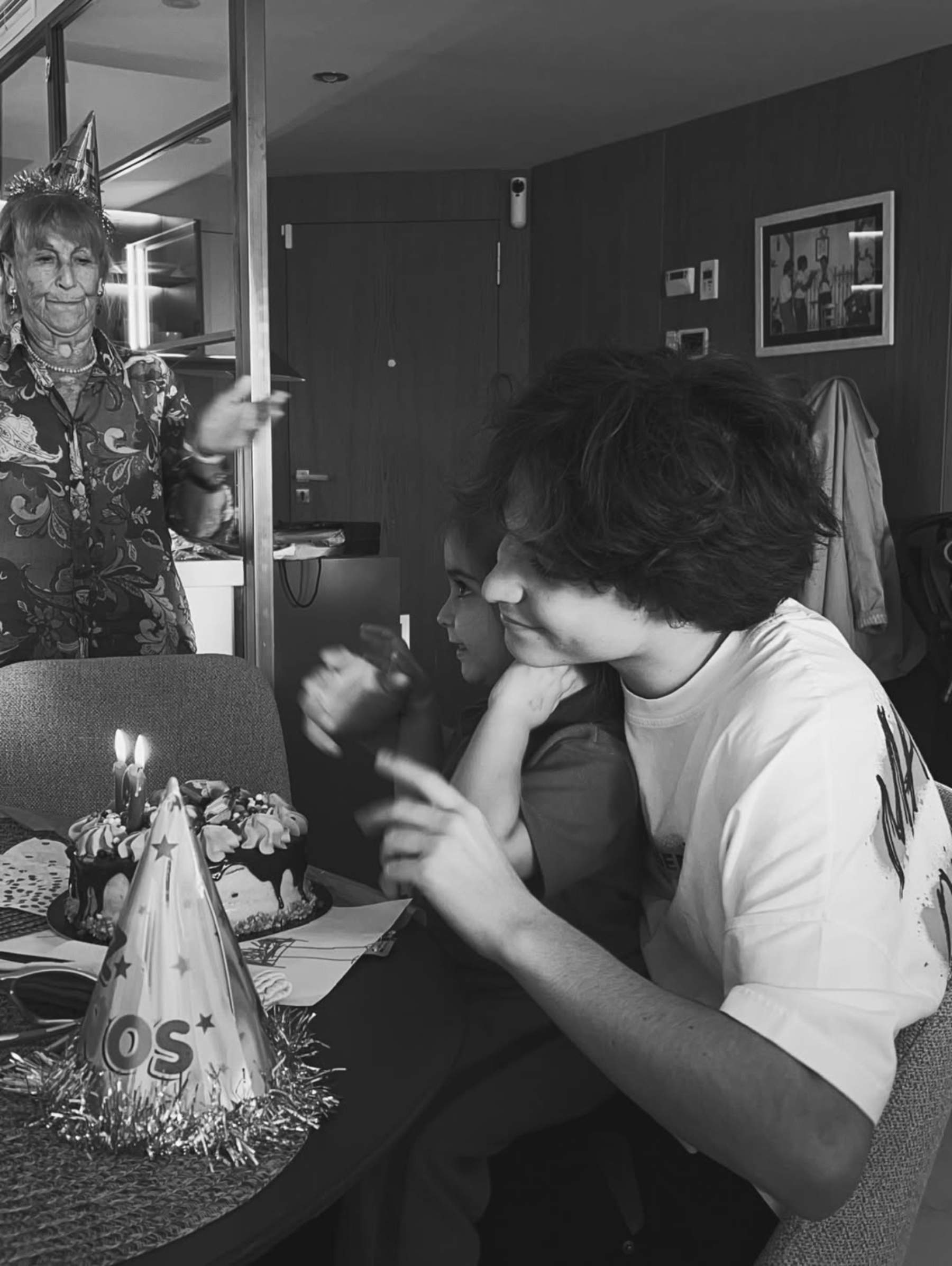 Jan, fill d'Antonio Orozco, fa 19 anys i bufa les espelmes amb Antonella, la germana petita: foto emotiva