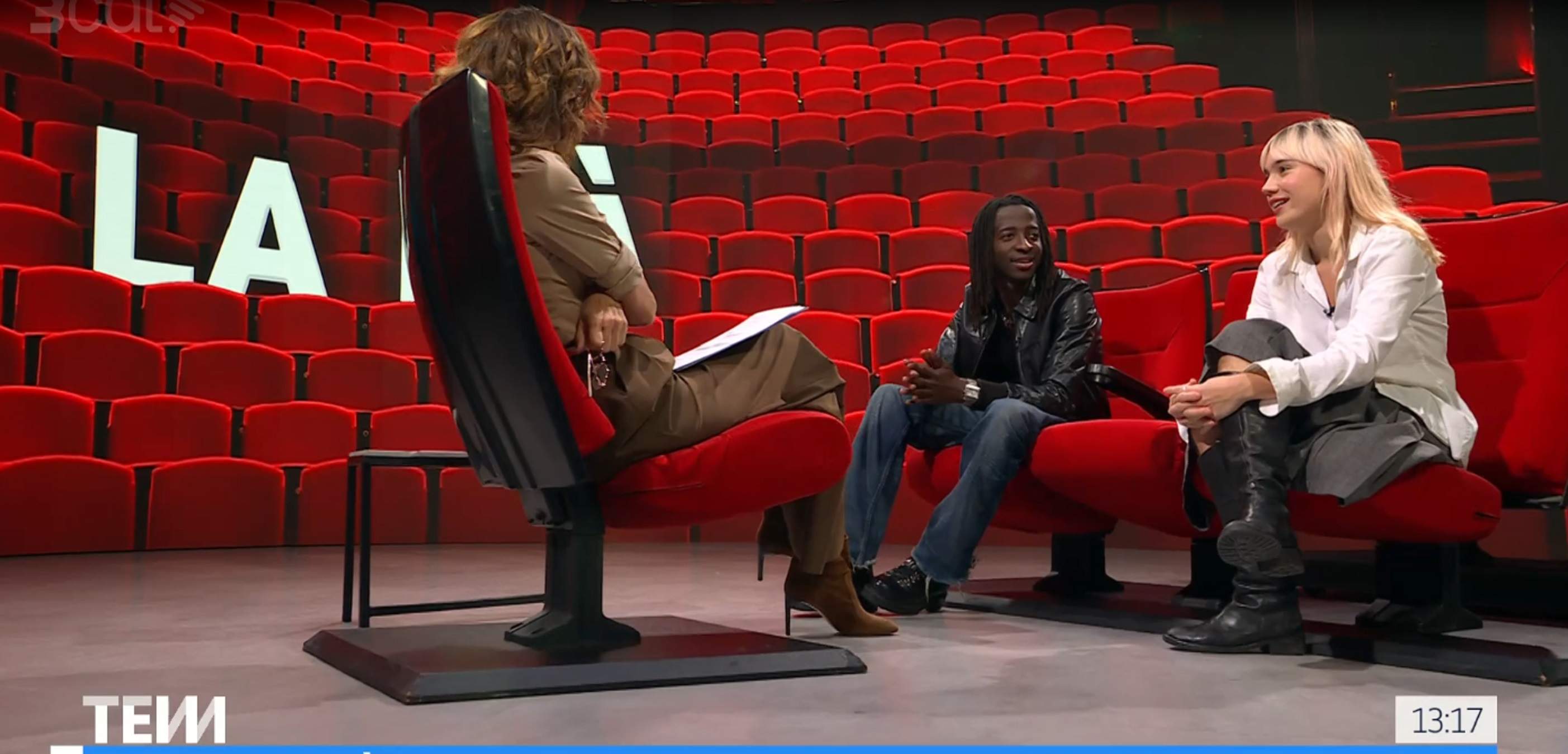 Mia, actriz e hija de un icono de TV3, emocionada por su primera entrevista en la tele