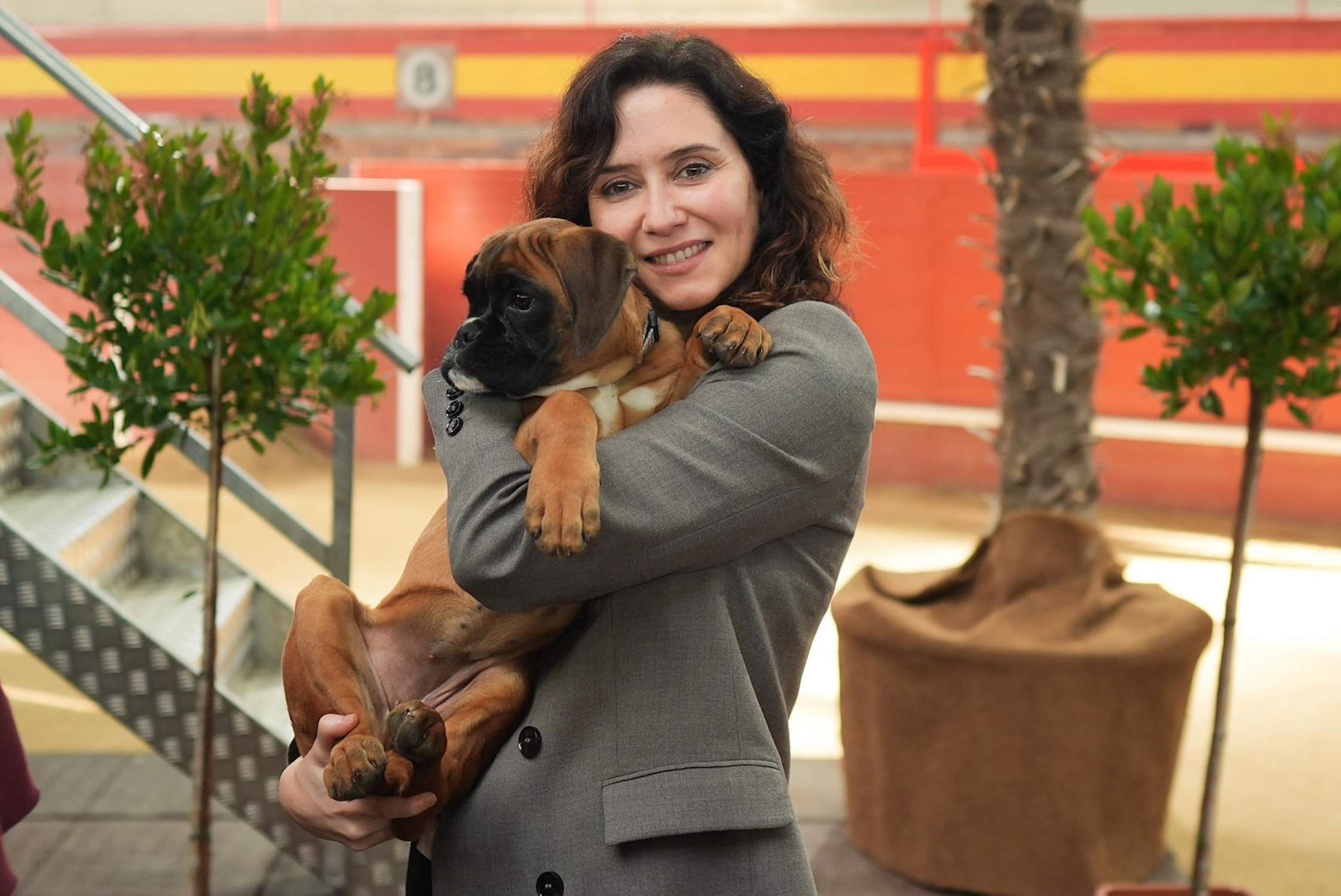 Portada brutal d'un mitjà català on surt Isabel Díaz Ayuso com si fos una gossa: ultres espanyols a la jugular