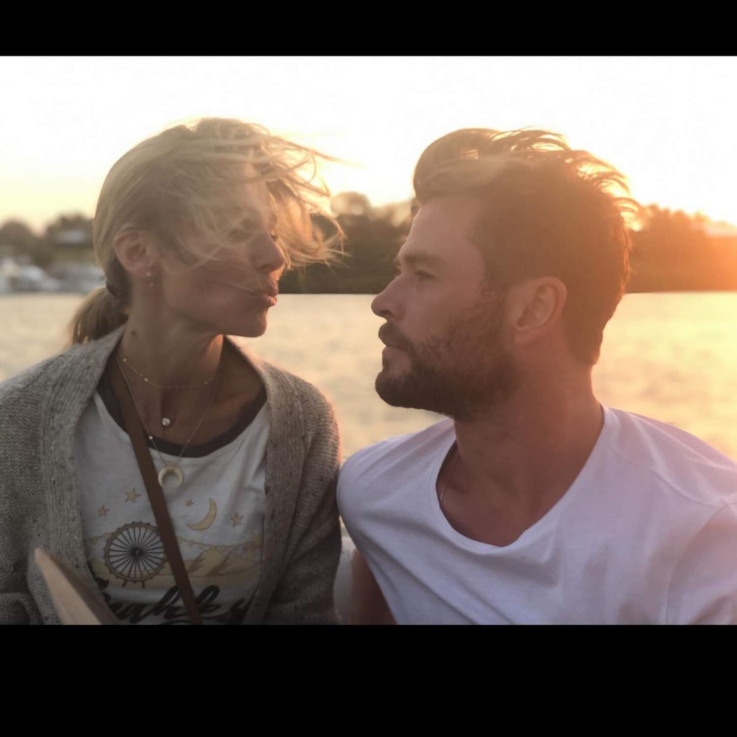 Elsa Pataky sorprende confesando qué hace siempre en los lavabos de los aviones en vuelos de larga duración