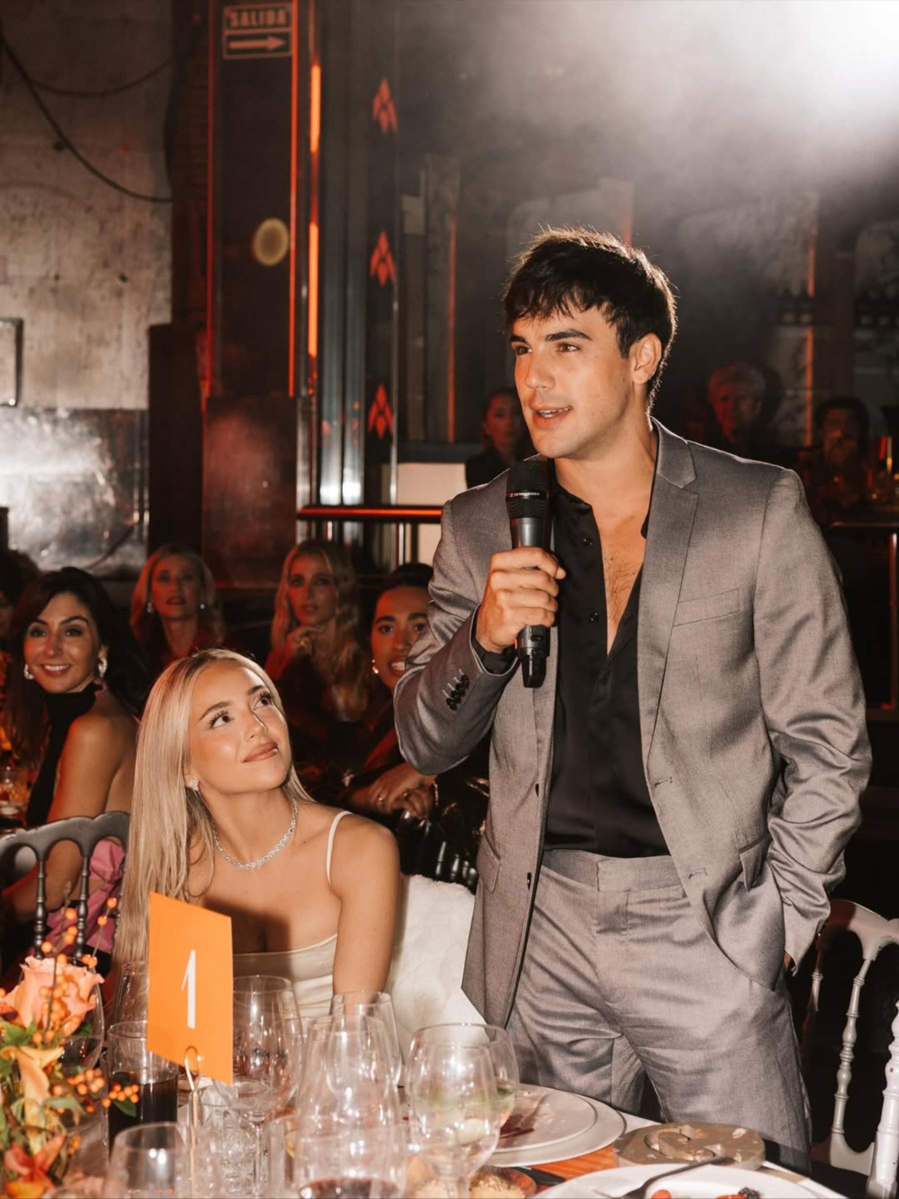 Óscar Casas y Ana Mena suben la temperatura por la red, el selfie más romántico en el espejo