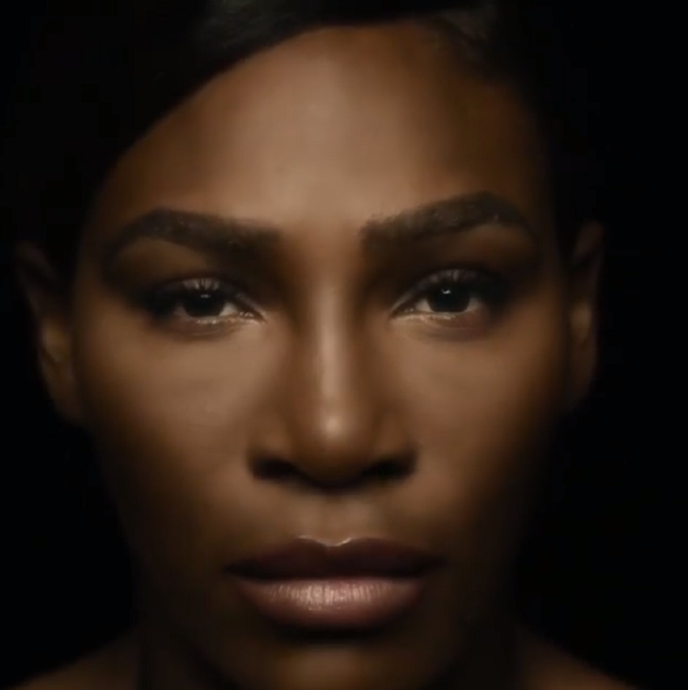 El impactante vídeo de Serena Williams cantando en topless contra el cáncer de mama