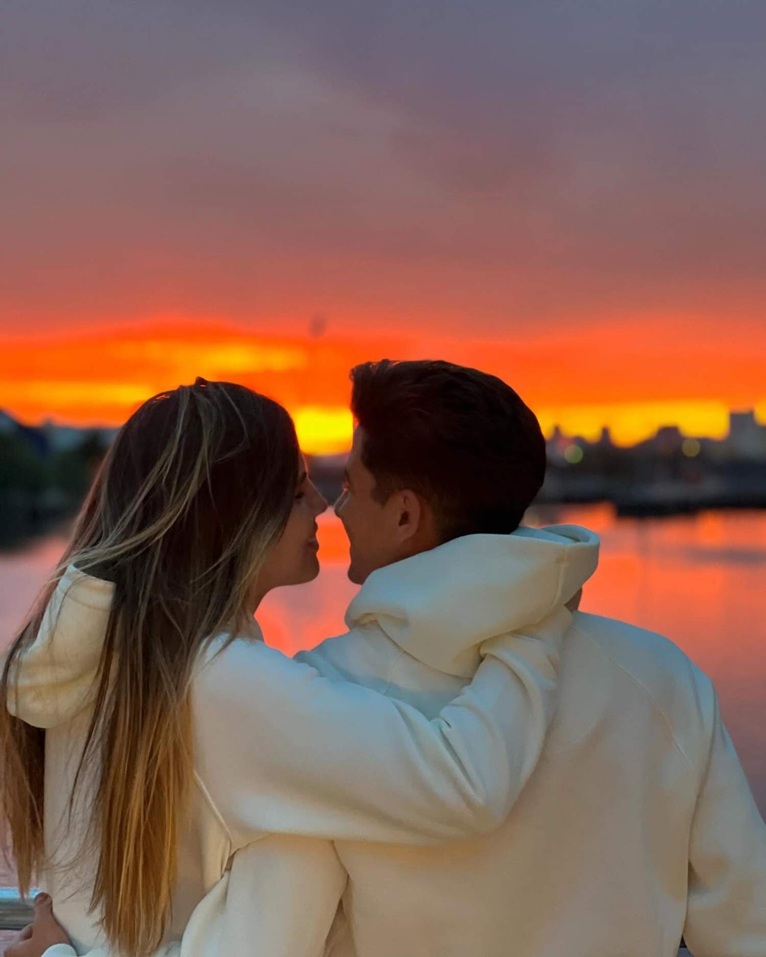 Julián Álvarez sorprende, imágenes con la pareja y de relax en la bañera: qué tiene, qué está haciendo