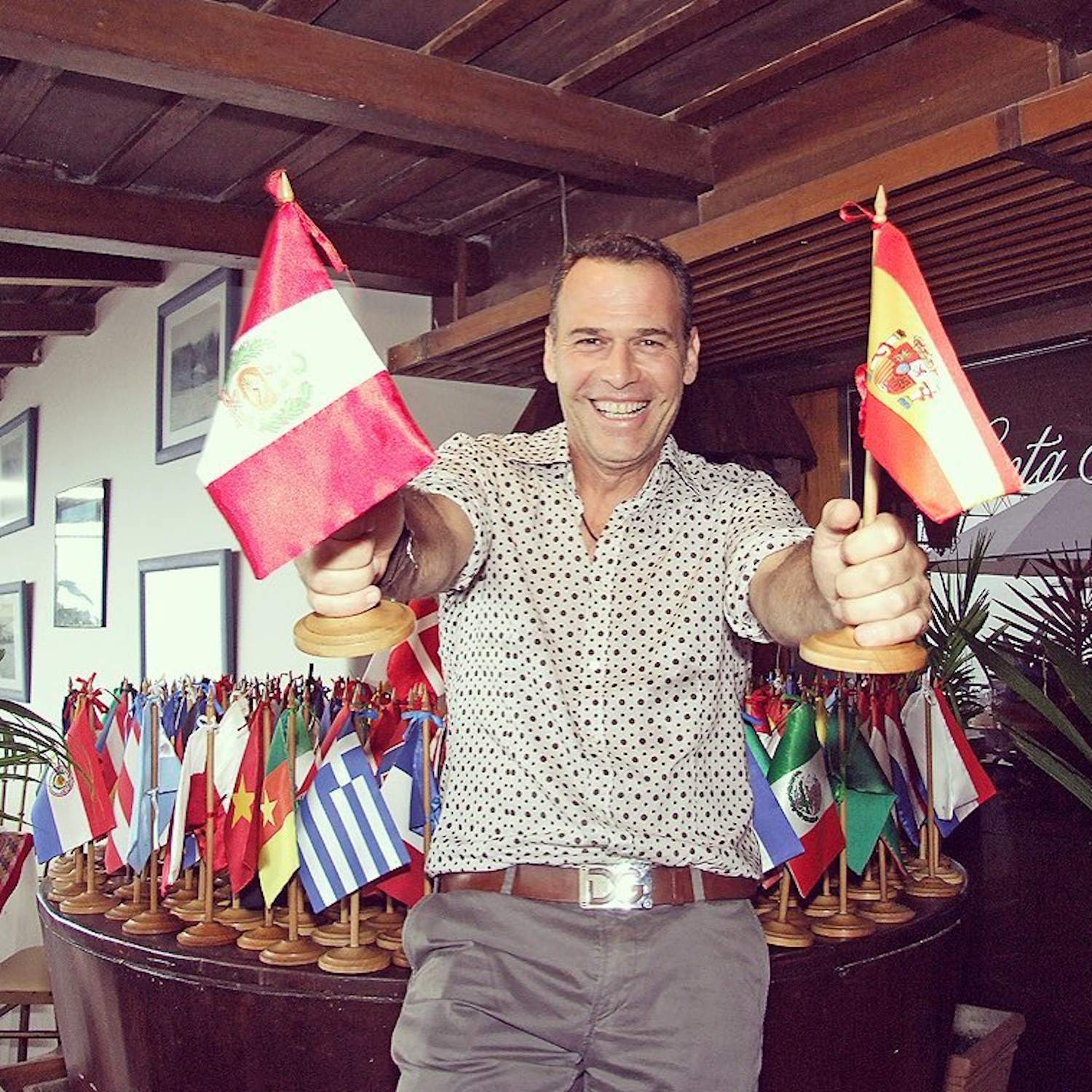 Luna, la hija de Carlos Lozano y Mónica Hoyos, clavada a él, que se dedica a la política