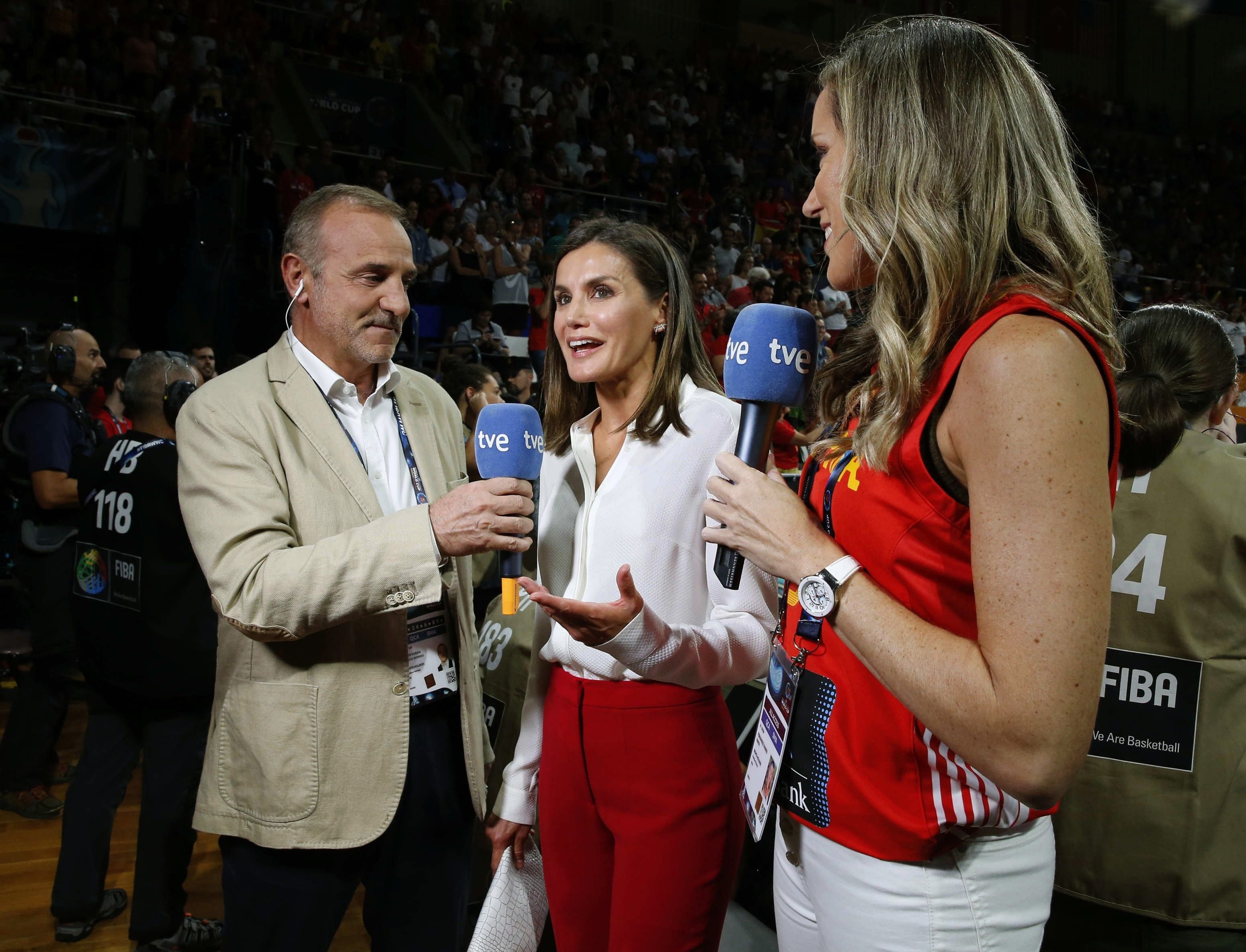 A la reina Letícia se la pot tutejar a la cara? TVE ho fa i li plouen castanyes