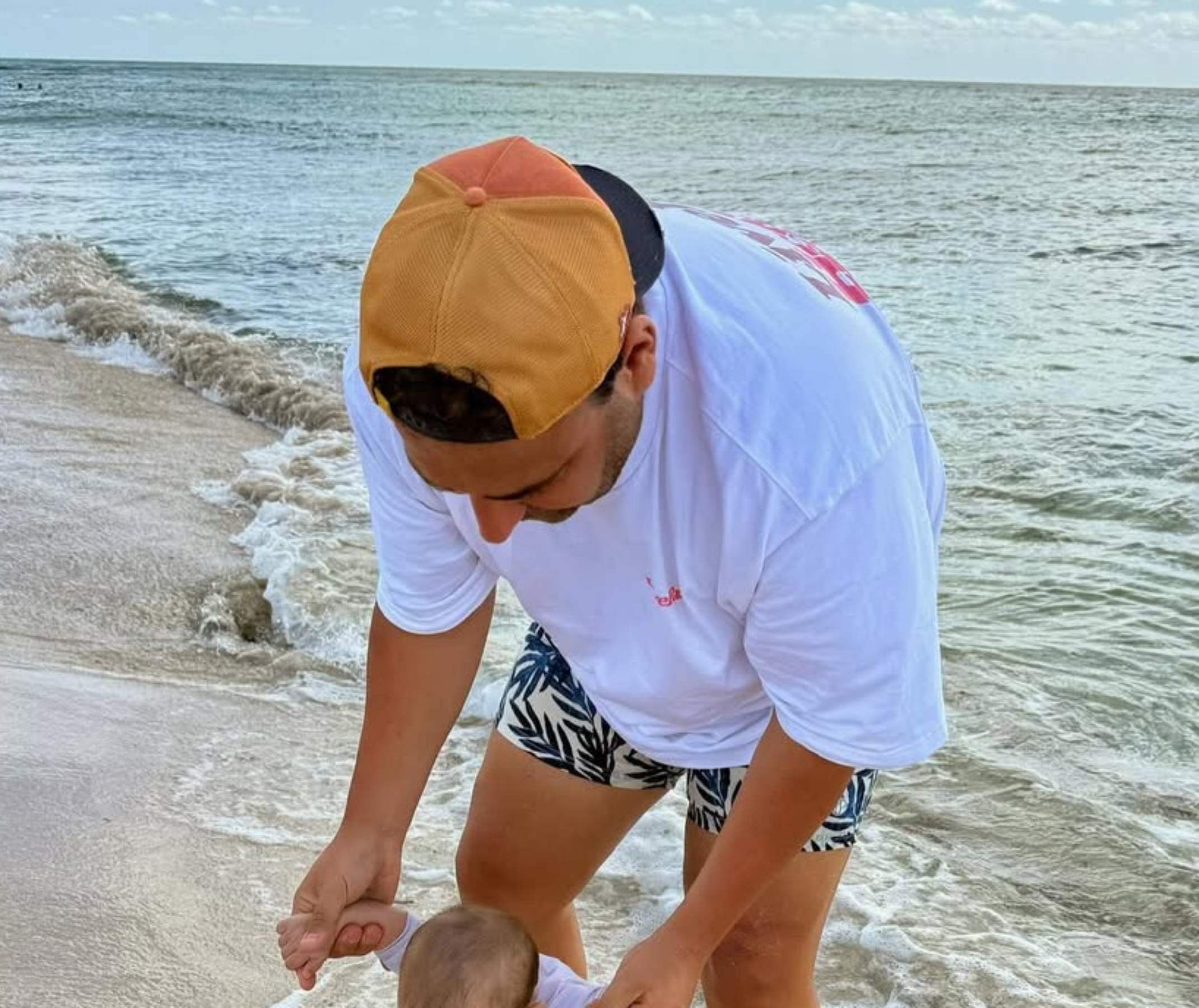 Famós periodista d'esports català enamora de viatge amb la seva filla de vuit mesos: precioses fotos familiars