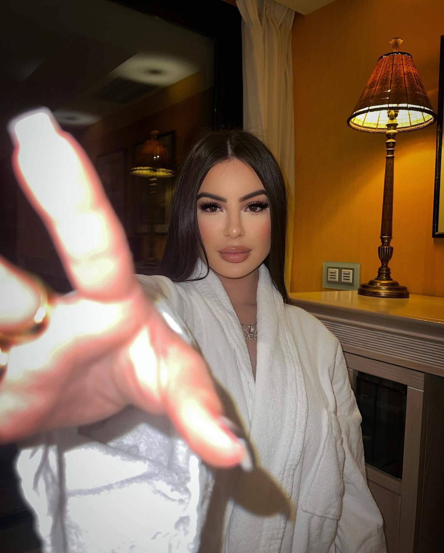 Conmoción con la trágica muerte de la influencer y cantante María de la Rosa, asesinada en un coche