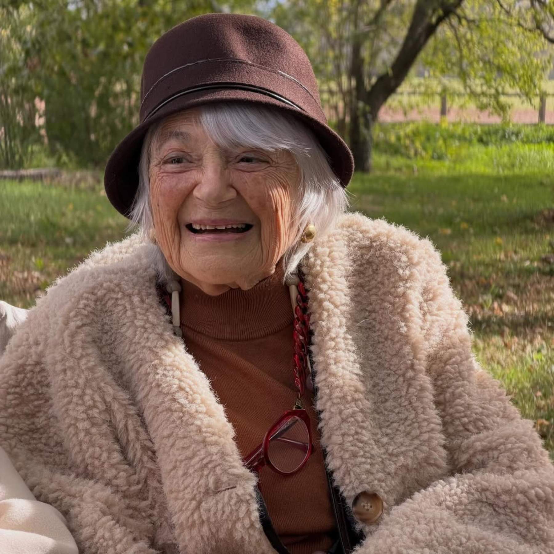 Pilarín Bayés envía un mensaje desde el hospital con el brazo derecho roto, vídeo: "Pronto volveré"
