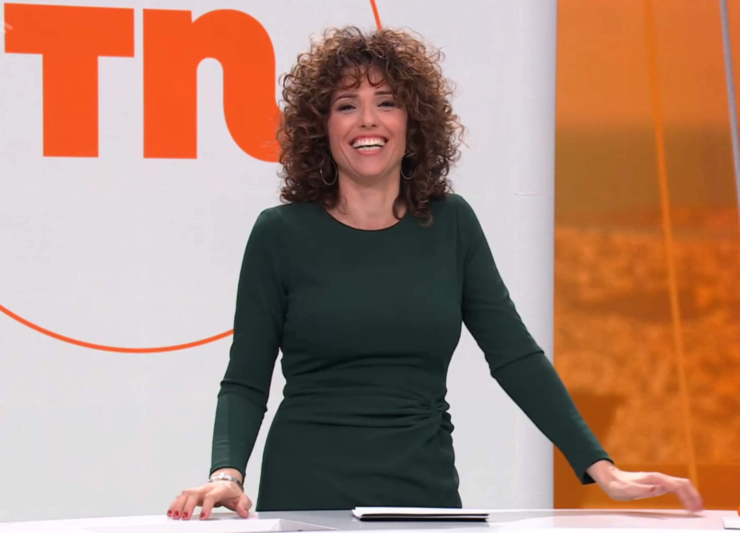 Marta Bosch celebra 50 años radiante: felicitación en directo y un ramo de flores de su pareja