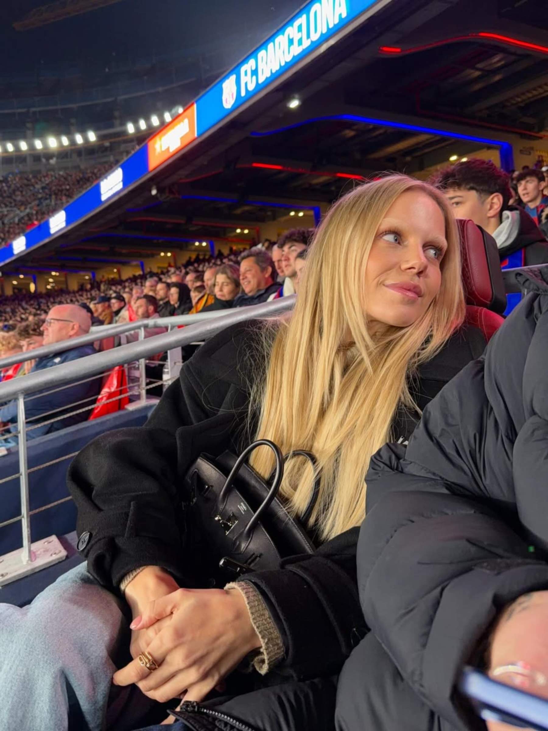 Laura Abla enamora a los culés desde el Camp Nou, la celebración más emotiva al gol de su novio, Dani Olmo