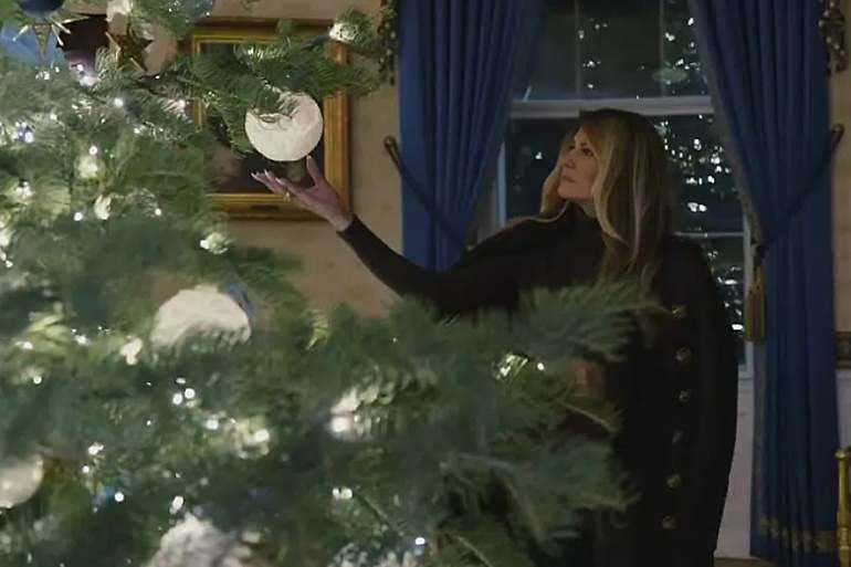 Melania Trump mete 50 árboles de Navidad en la Casa Blanca