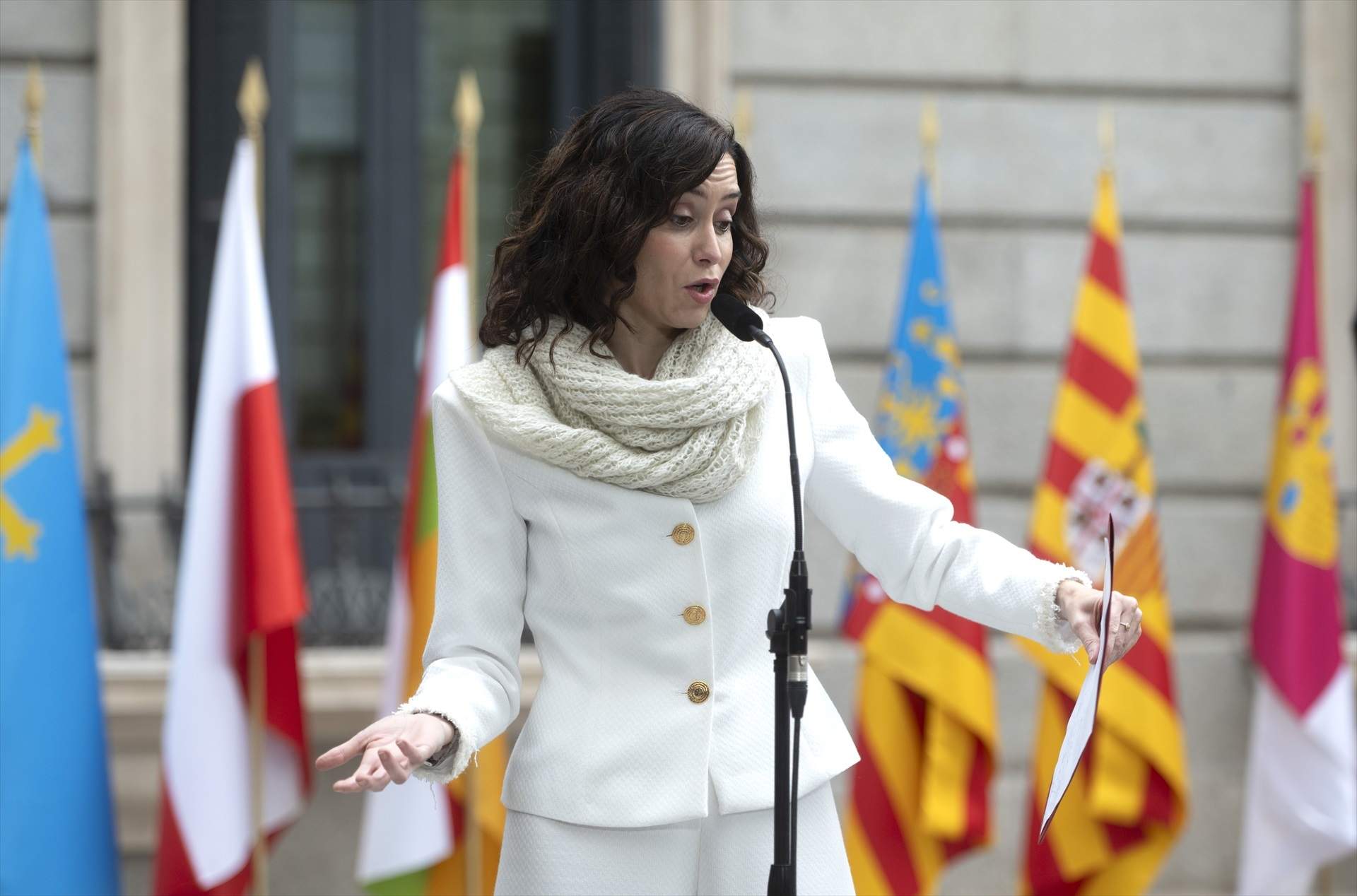 Isabel Díaz Ayuso, presidente de la Comunidad de Madrid, disfraza a su perro