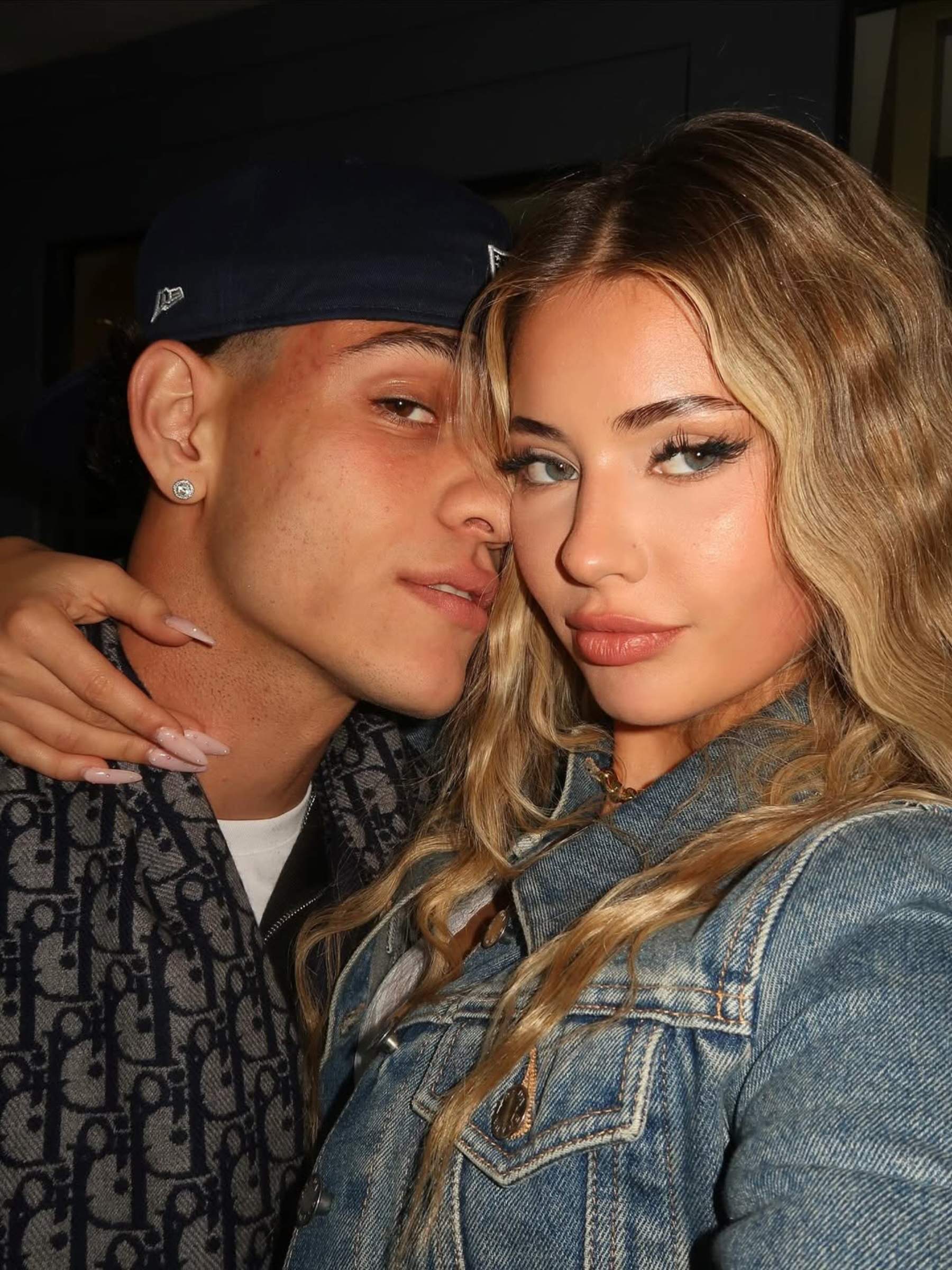 Héctor Fort i Tatiana Kaer més units que mai: preparen l'arbre de Nadal entre petons i abraçades