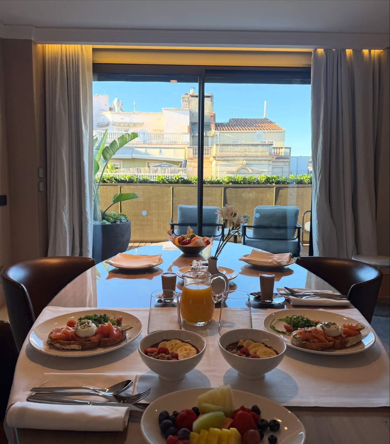 Crack culé, en Barcelona con el novio: relax total en la terraza de un hotel, piscina, albornoz y más