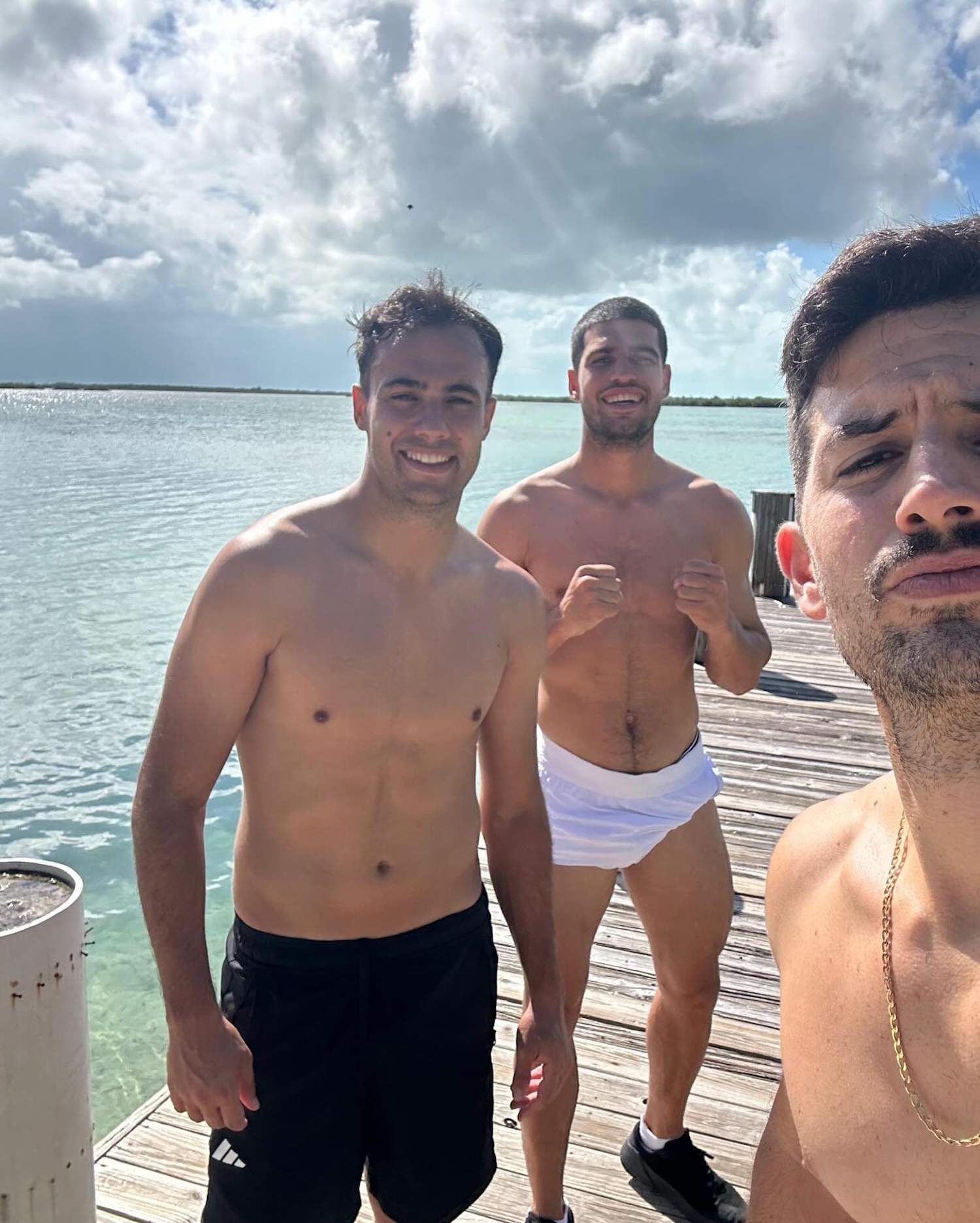 Ojos como platos con Carlos Alcaraz: qué se le ve en una parte de su cuerpo, de vacaciones con unos amigos