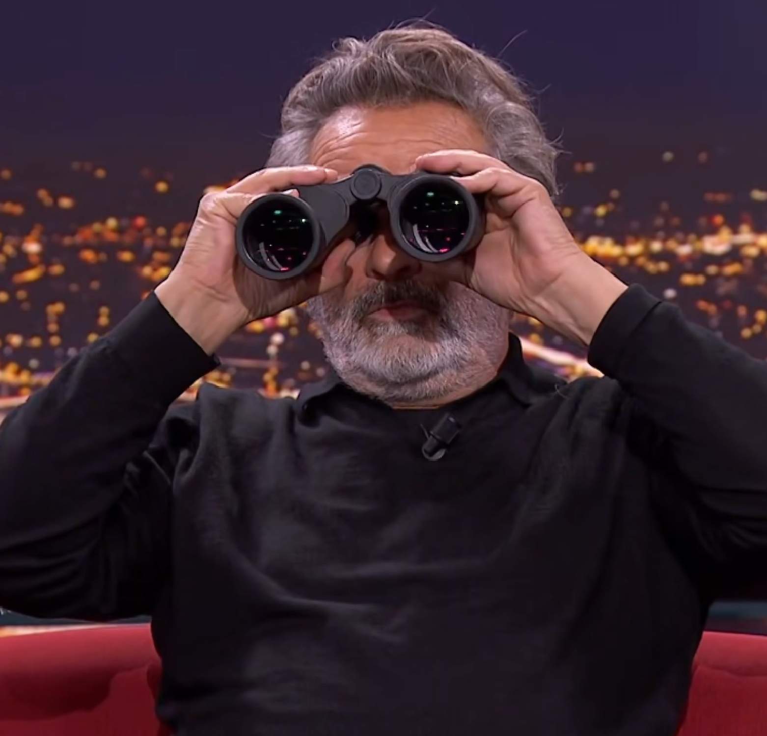 Eduard Fernández: què ha vist a la Sagrada Família amb uns prismàtics des de casa. "¿En serio?", li pregunten