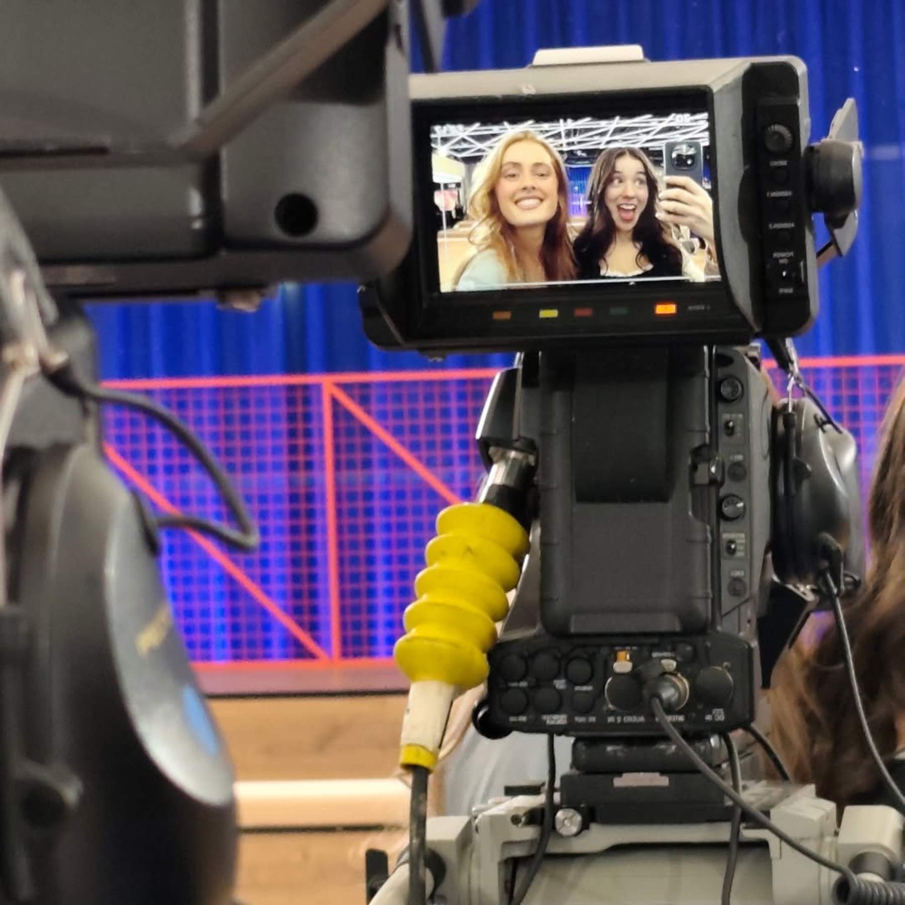 Dos famosas concursantes de OT 2025 dejan de piedra con este selfie: qué se ha visto en su móvil