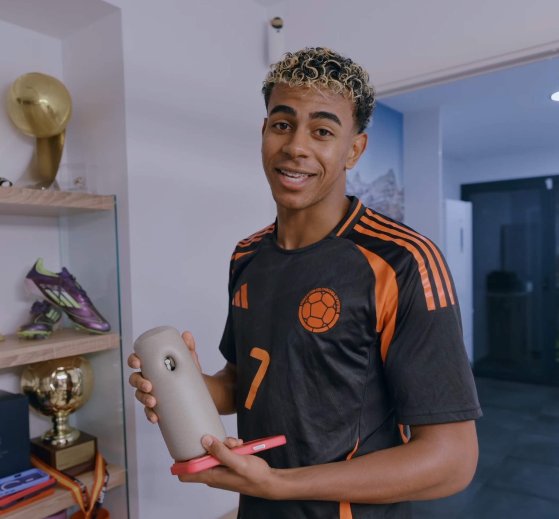 Lamine Yamal abre las puertas de su piso, qué ha enseñado: trofeos, un detalle de amor y un objeto catalán
