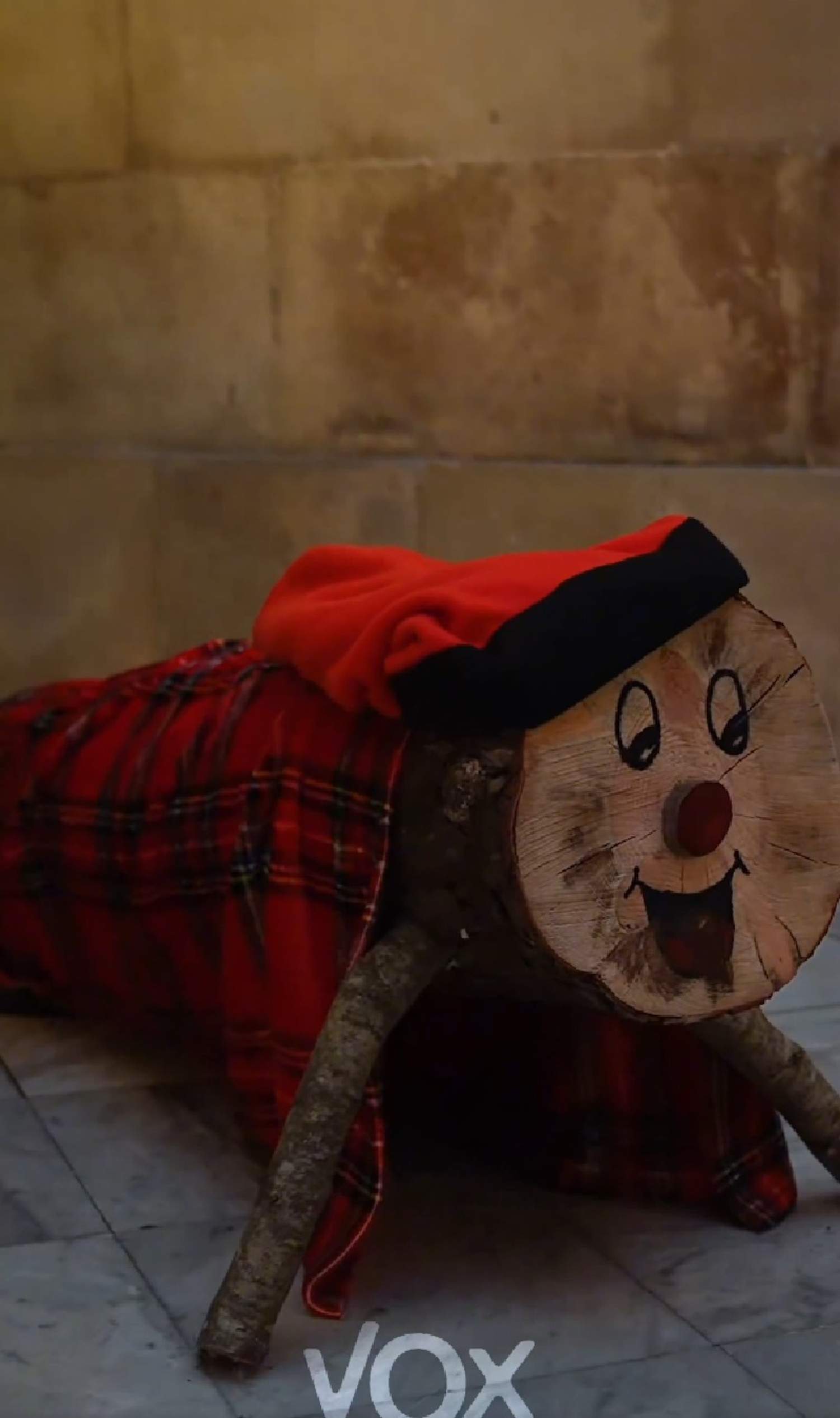 Reacció brutal de molts catalans, com el Mainat, pel que ha fet i dit Vox en castellà amb el tió en un vídeo