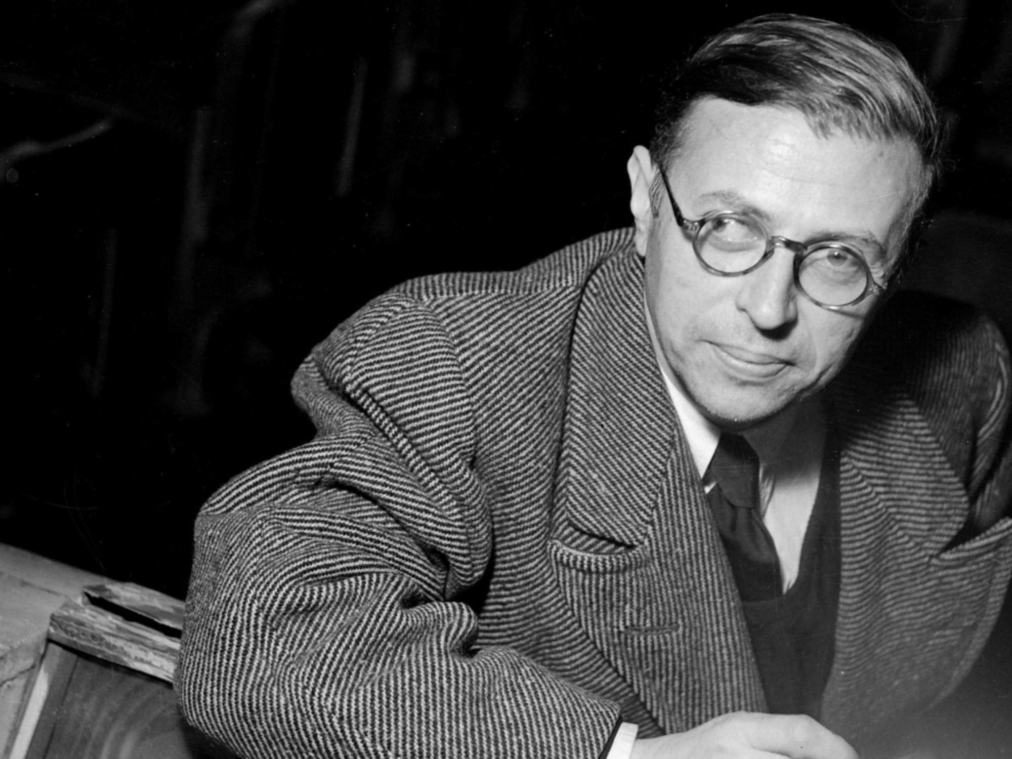 Jean-Paul Sartre, filósofo francés, se quedó ciego de un ojo por los excesos con el alcohol y las drogas